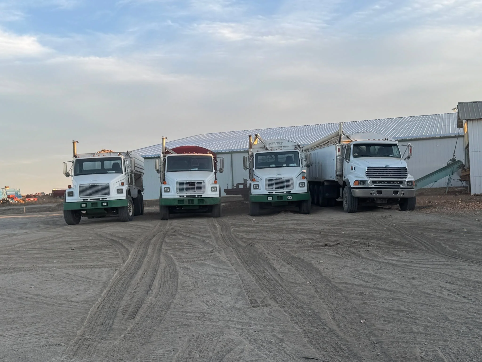Ever wonder what happens after the onions leave the field? 🧅

Harvest doesn't stop when the trucks are full. Every load heads back to the farm, where the onions travel through our grading equipment before making their way into storage.

A little beh