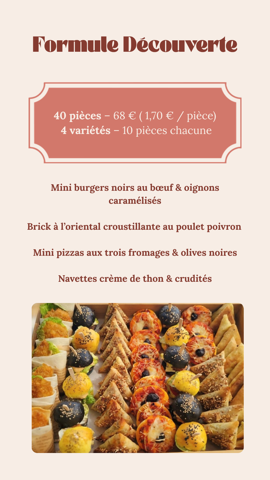 Catalogue de plats pour une formule découverte, comprenant des mini burgers, des pizzas, des navettes, et des variétés de pièces. Photo de bouchées variées à la base.