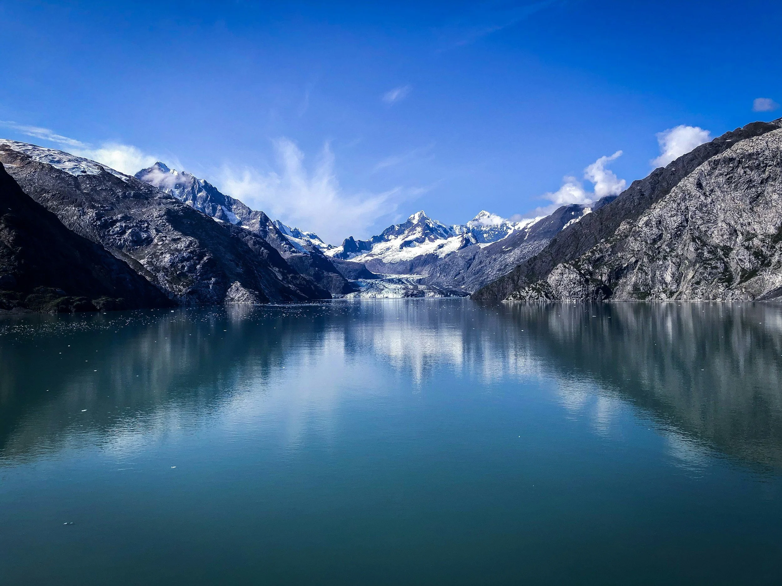 Beautiful Cruise down a scenic Fjord on their way to wonderfaul Alaskan Scenery.