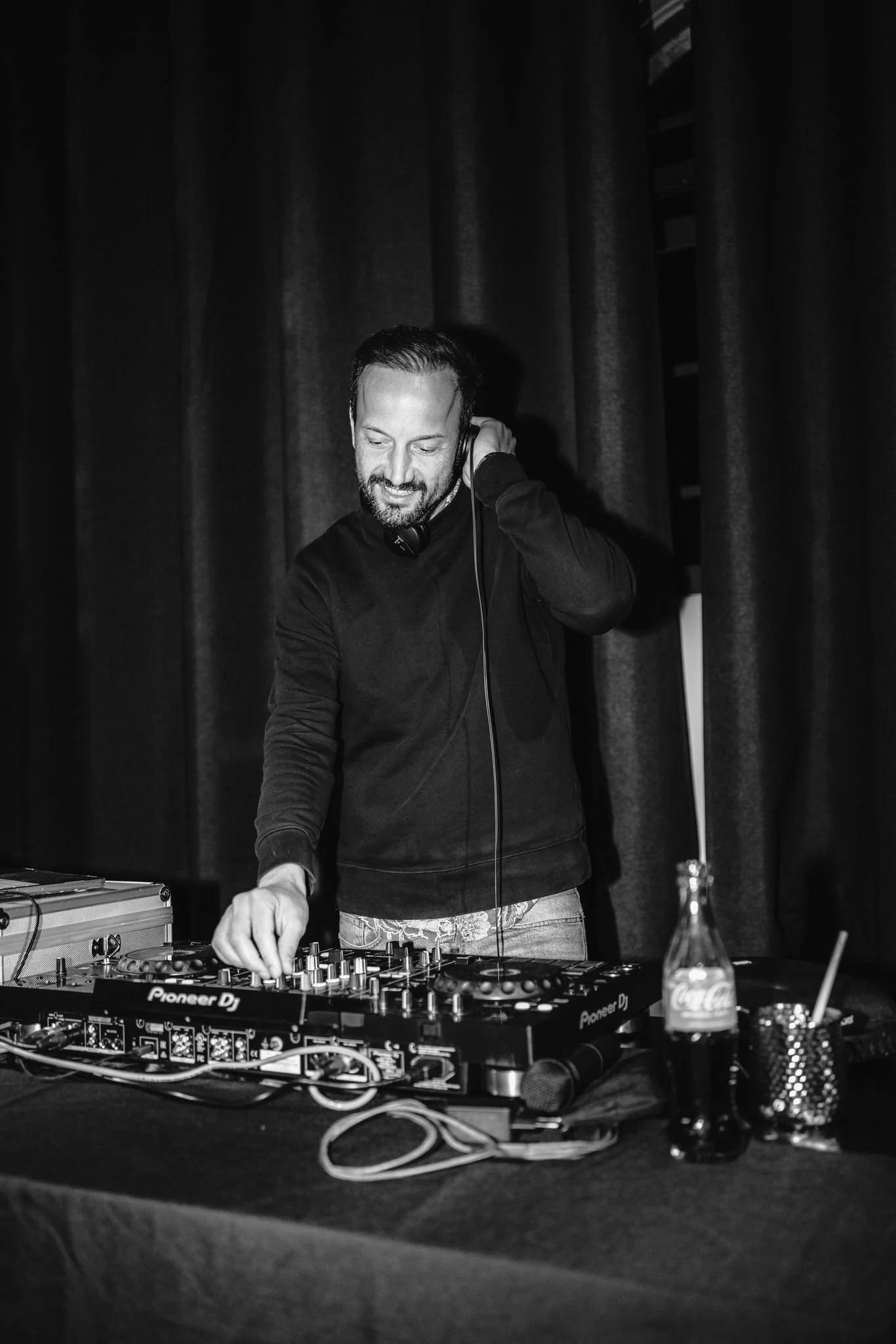 DJ Mister Wulff an der Bühne beim Auflegen mit Kopfhörer