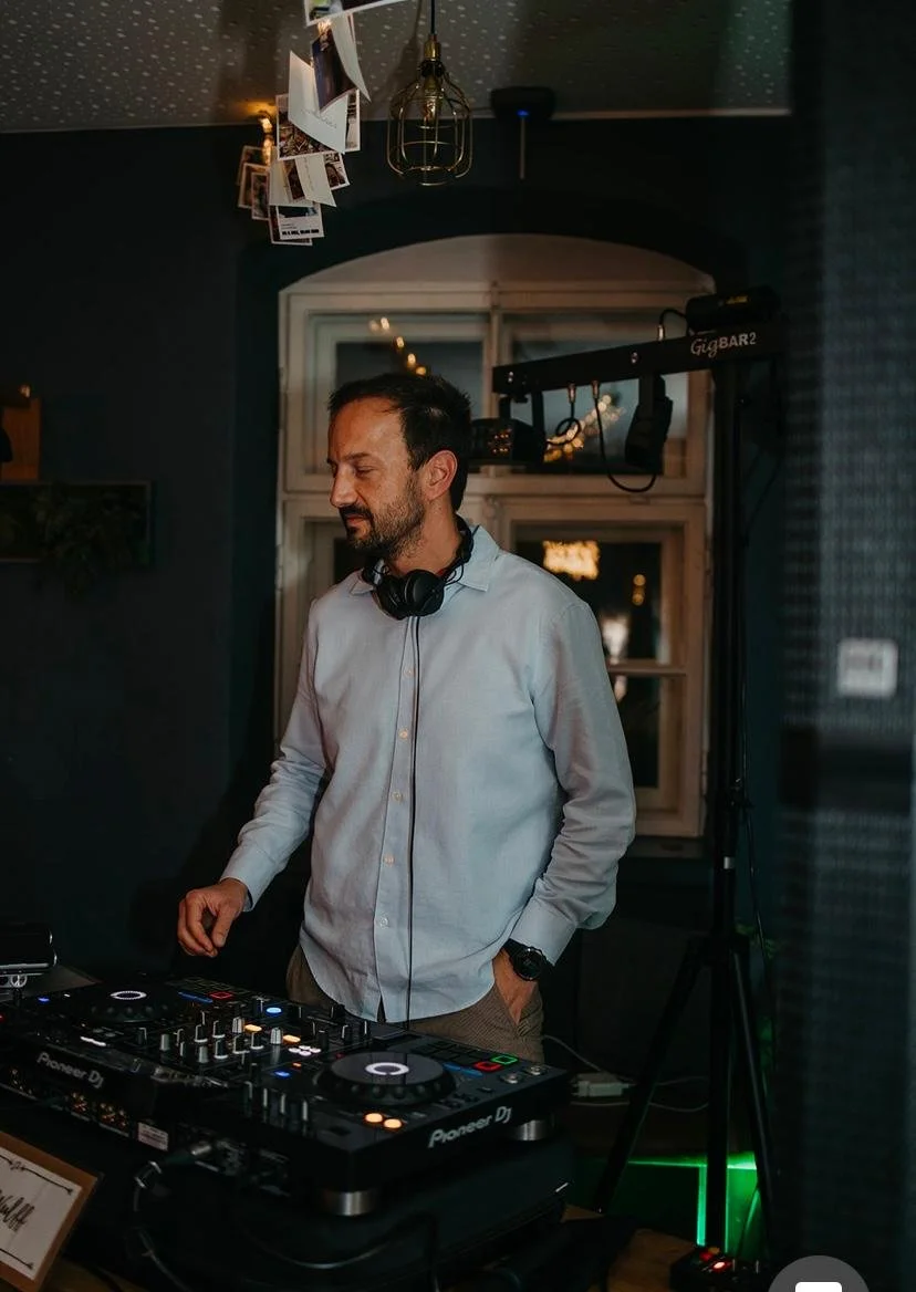 DJ Mister Wulff am Pult im abgedunkelten Veranstaltungsraum bei Nacht