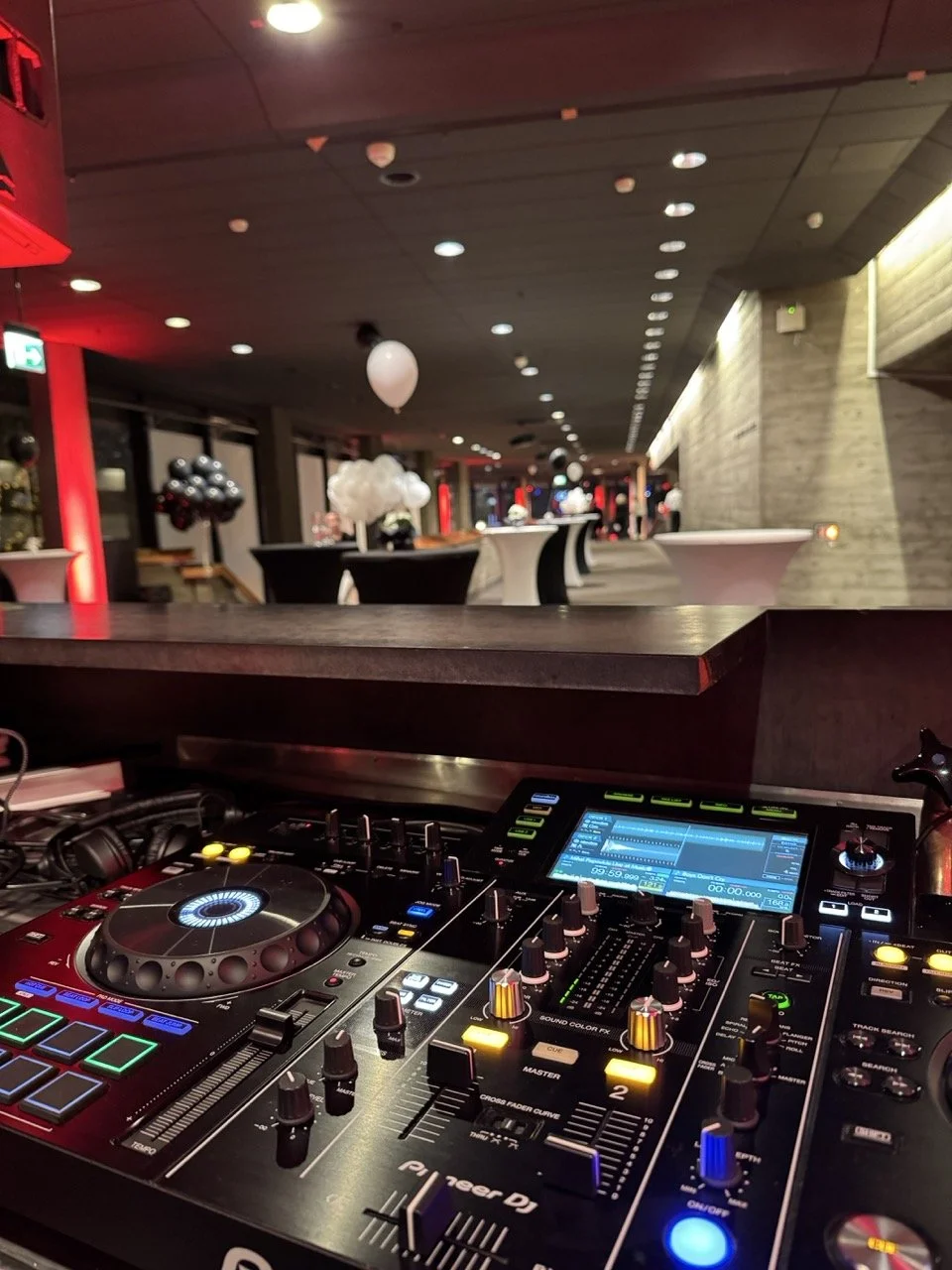 DJ-Equipment beim Event-Aufbau mit Deko und Beleuchtung
