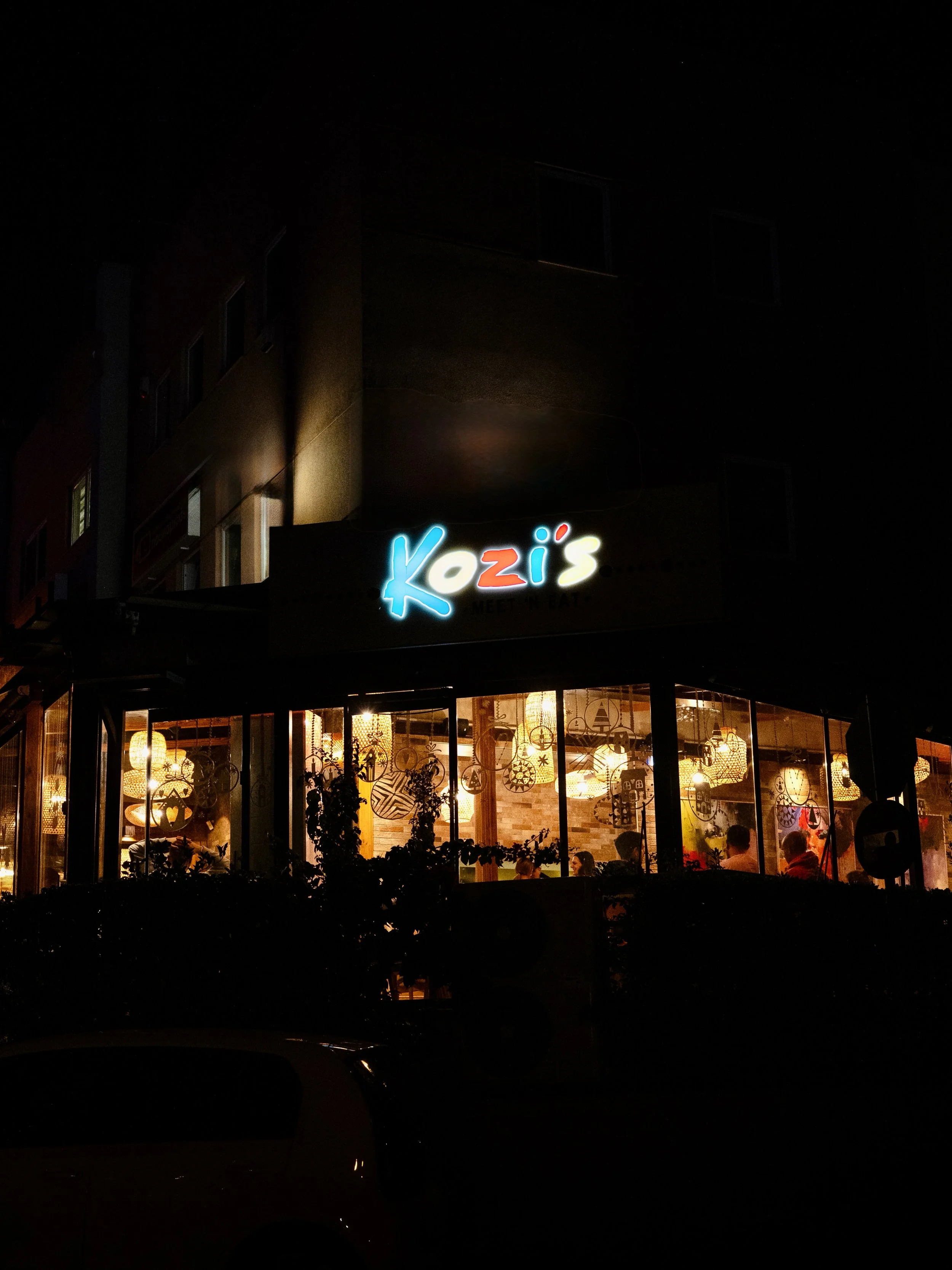 Warm lights, heavy cuts, late hours. Ready for the weekend 🔋 
.
.
.
#kozis #melissia #athensnightlife #athensvibes #greekfoodies