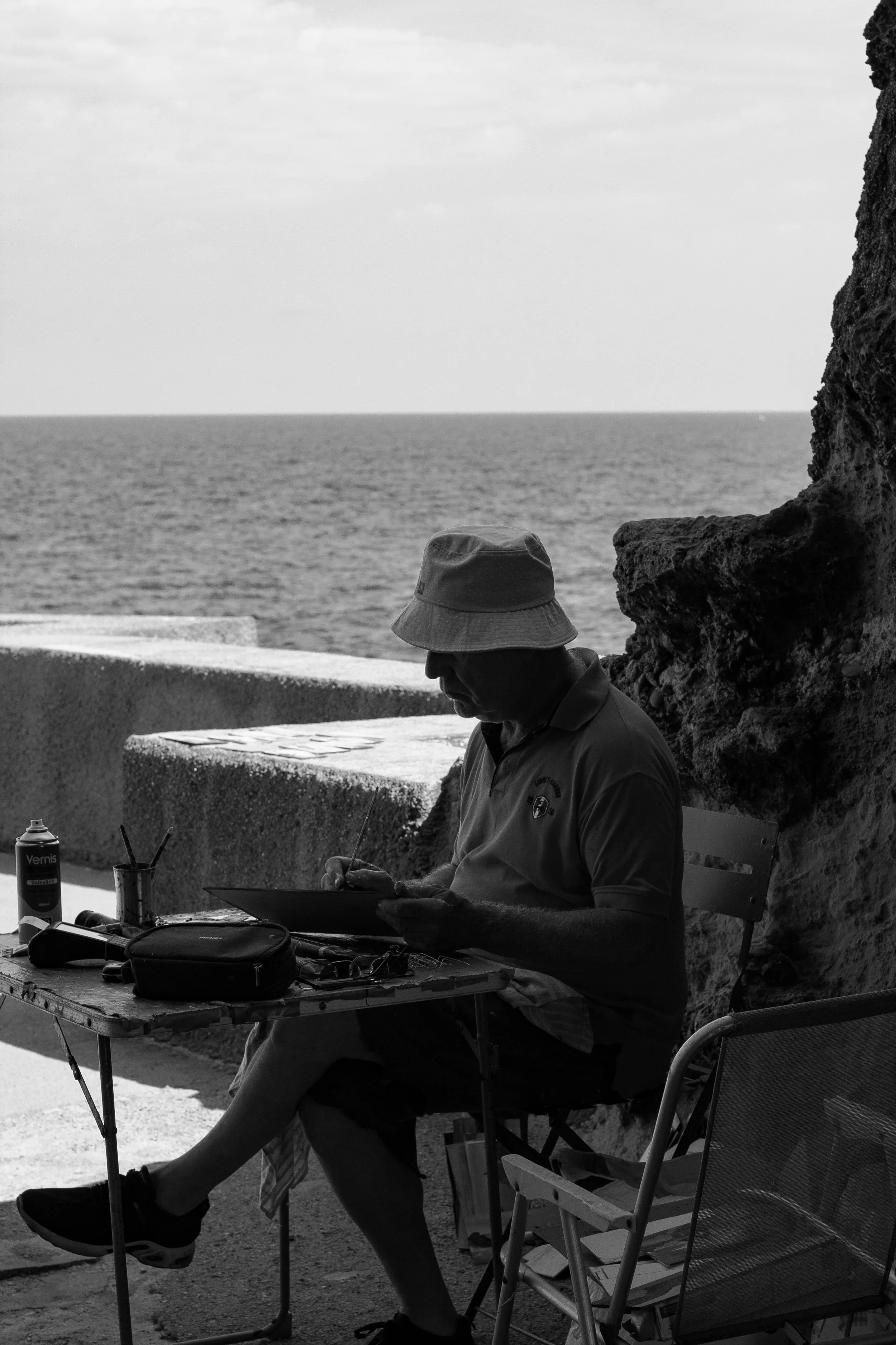 Documentary portrait of a local artist painting beside the sea in Biarritz, capturing one of the small, unposed moments that shape life along the coast.