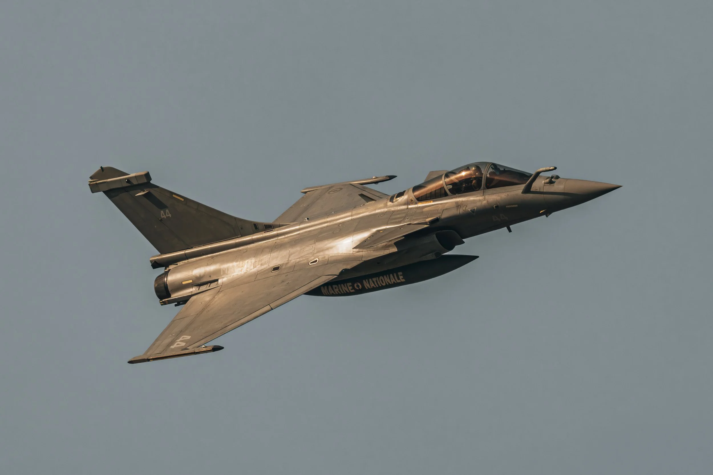Un avion de chasse militaire en vol dans le ciel.