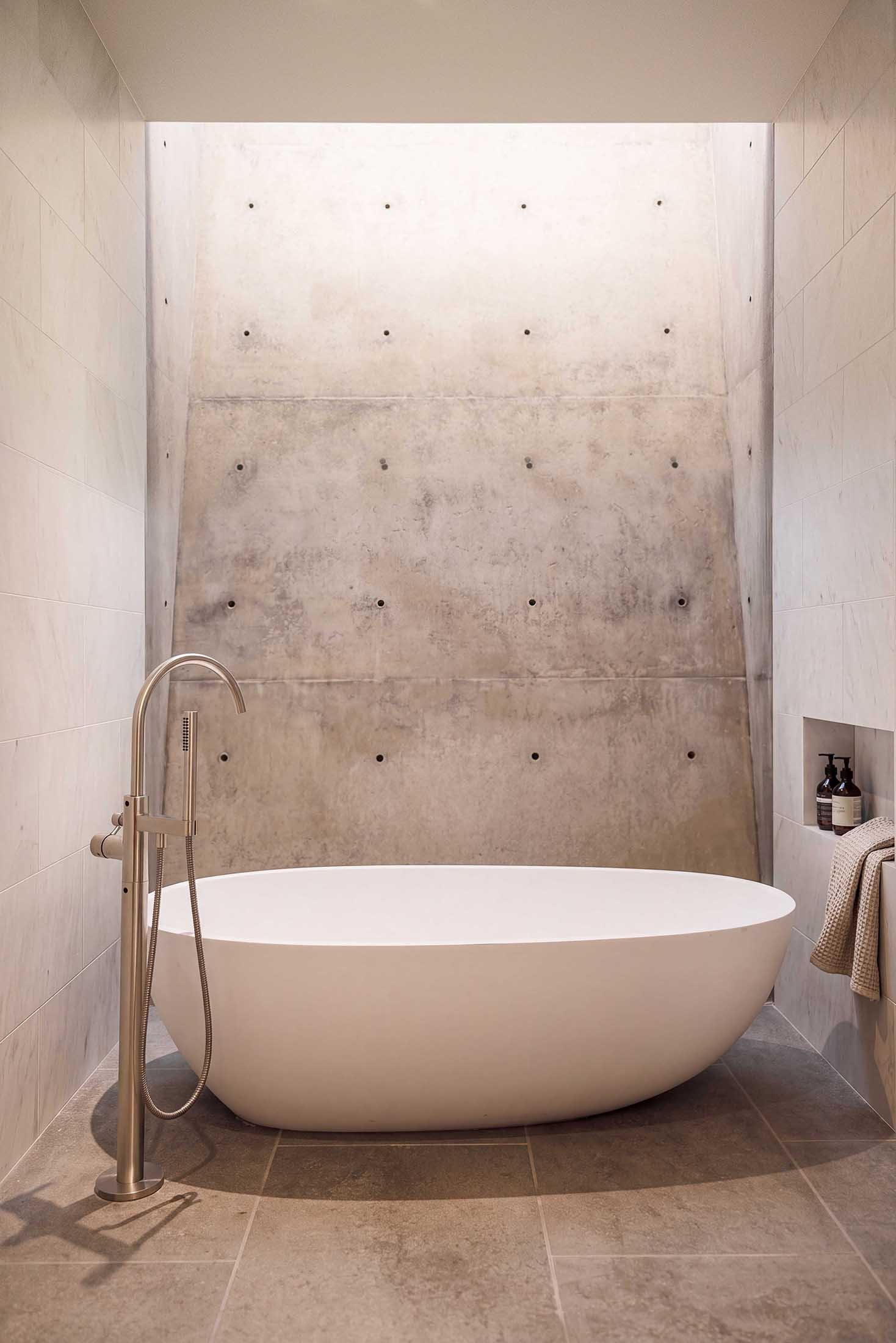 Symmetry_West-End_Tub.jpg