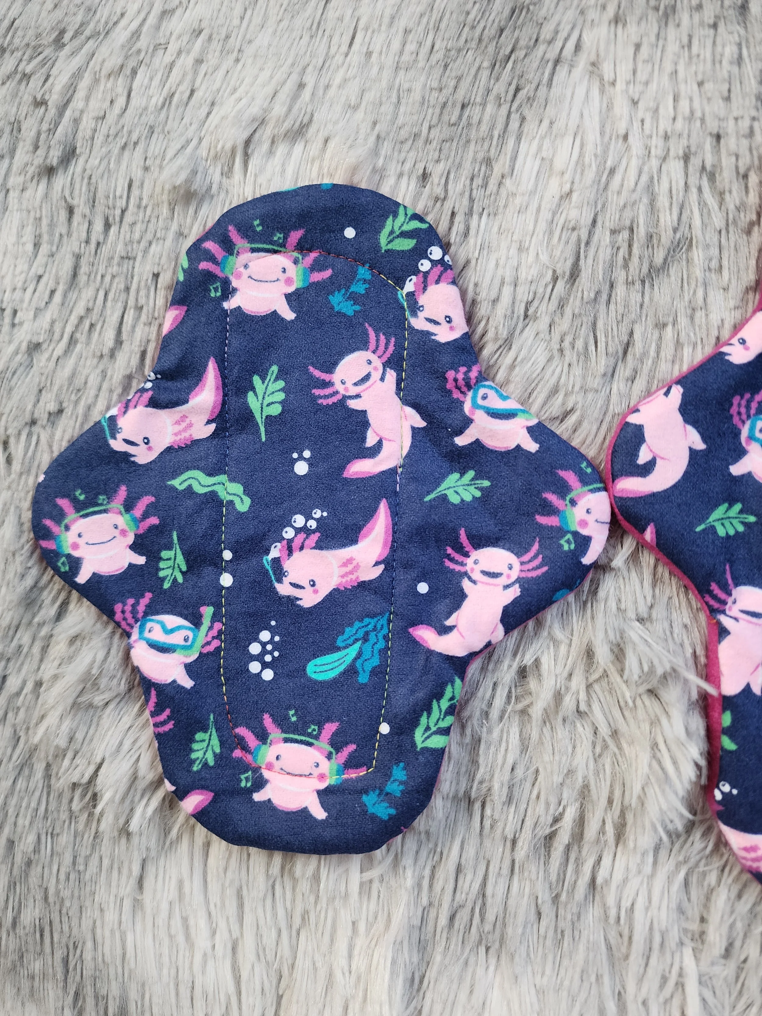 Classic Curvy Cloth Pad - Axolotl