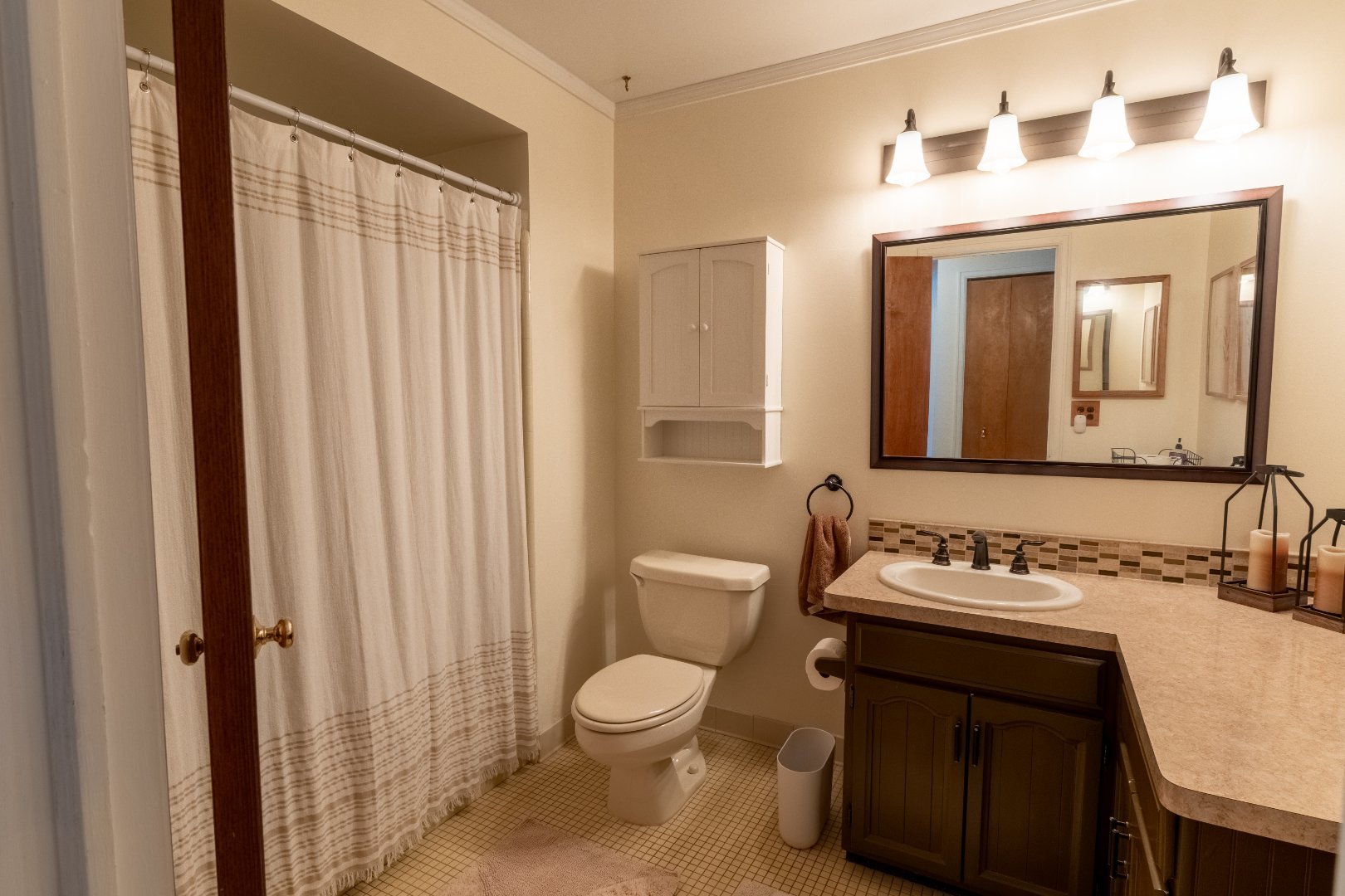 D Morby Media - Post lane real estate photography guest bath airbnb.jpg