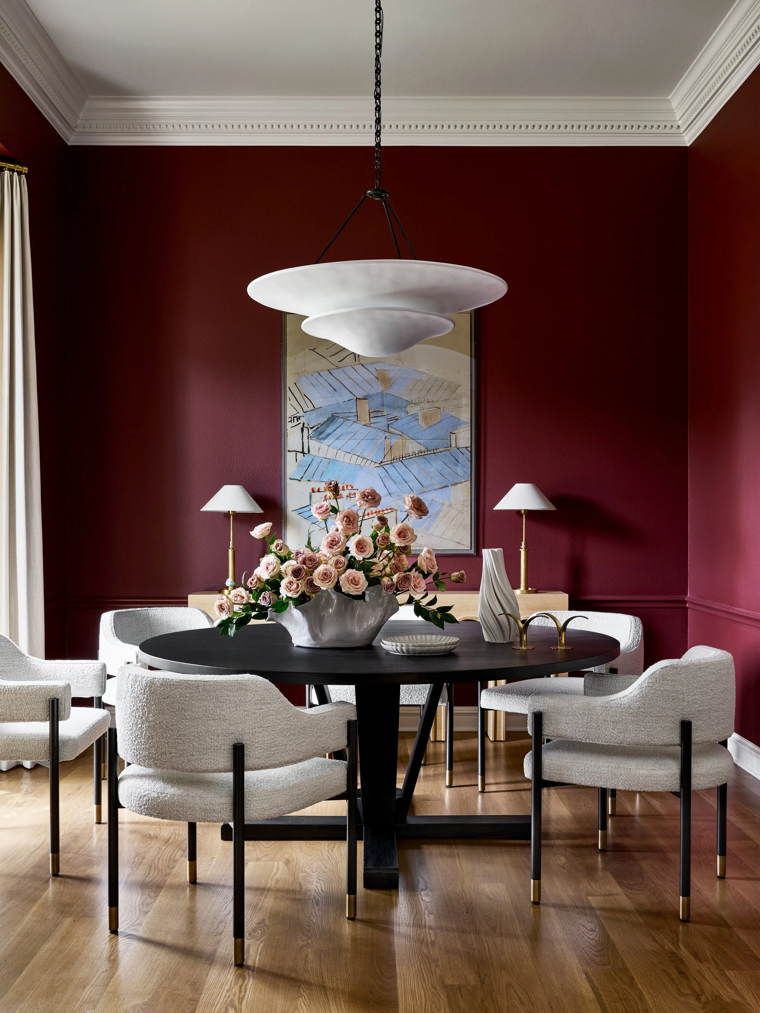 A love letter to bold, dramatic dining rooms 💌

Design: @lark.interiors 
Build: @nixoncustomhomes 
Photography: @stacyzaringoldberg 
Floral: @whitewingfloral