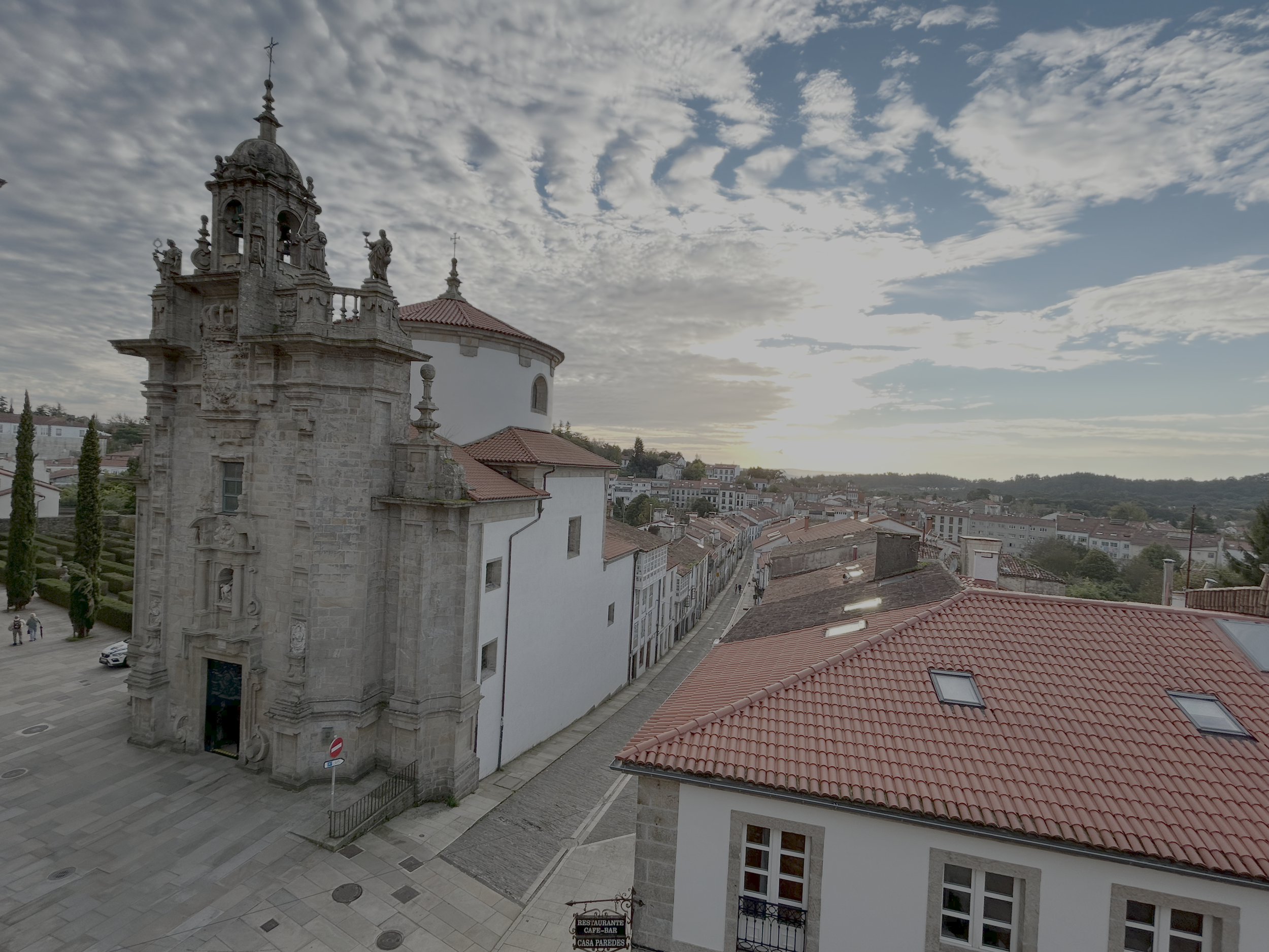Clocher baroque de la cathédrale de Santiago de Compostela sous un ciel nuageux.