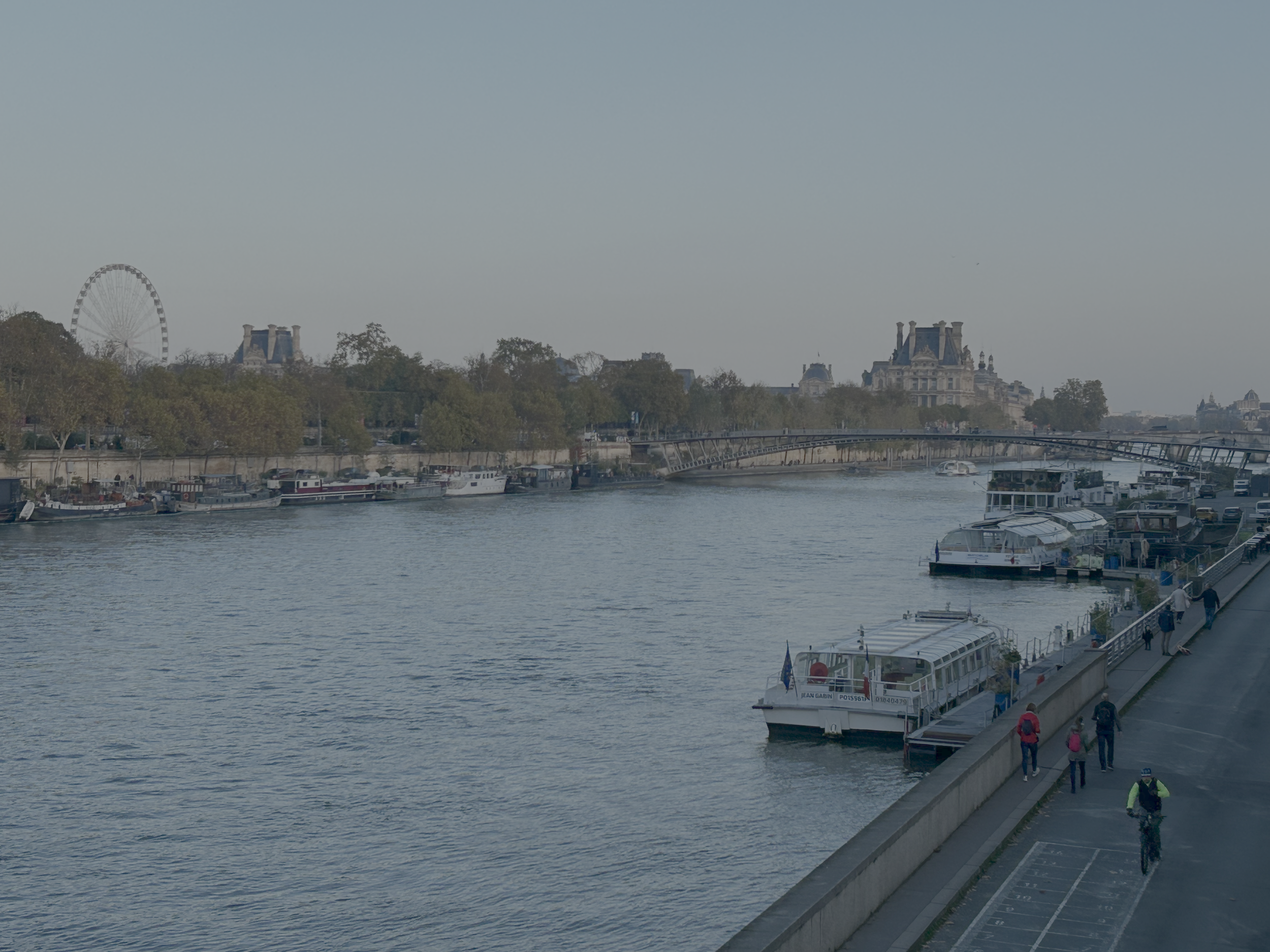 Vue sur la Seine près du Musée du quai Branly à Paris, avec un bateau-mouche amarré.