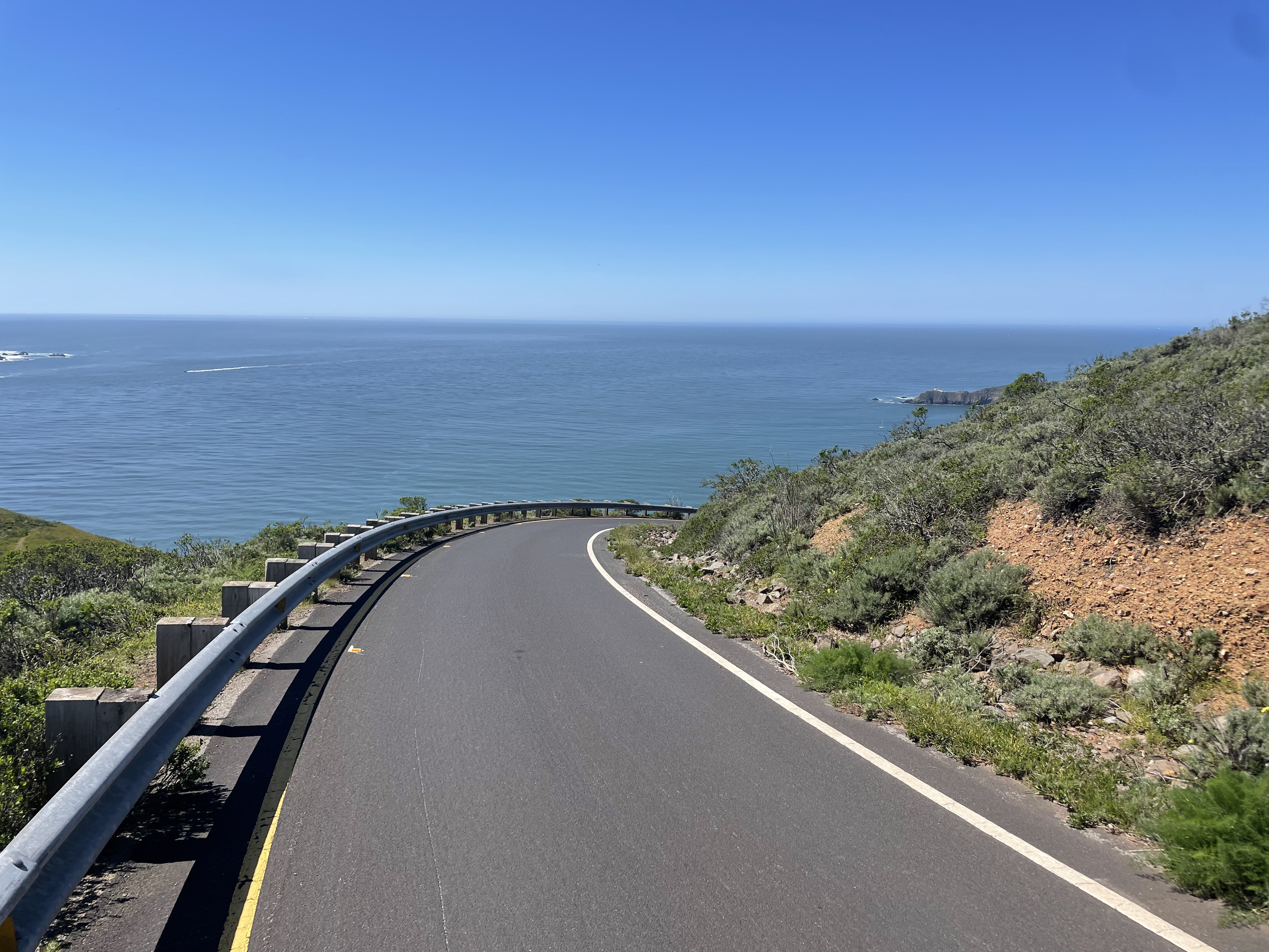 Route côtière sinueuse surplombant l'océan Pacifique, au nord de la Californie.