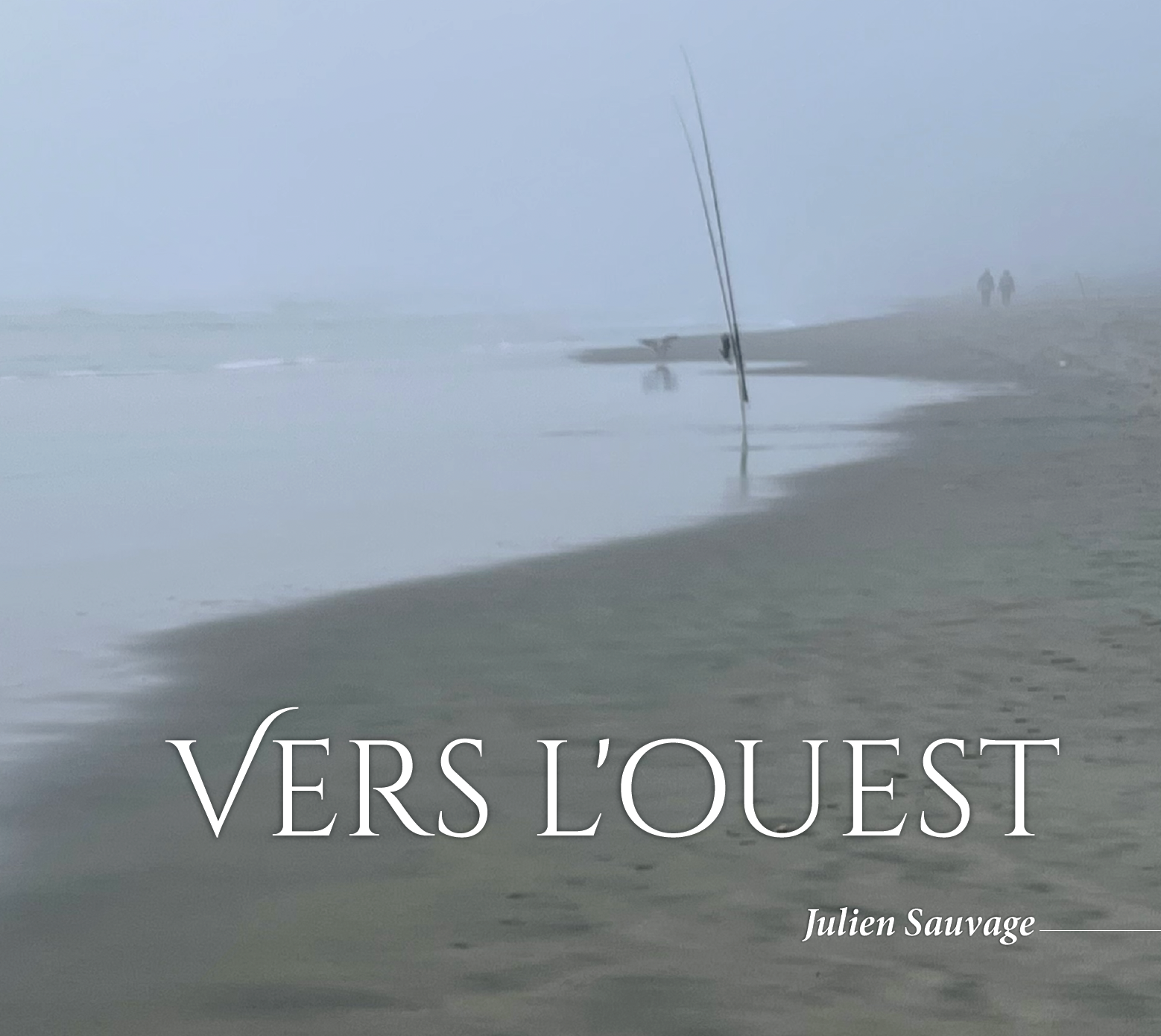 Couverture du livre Vers l'Ouest de Julien Sauvage, une plage brumeuse au bord de l'océan.