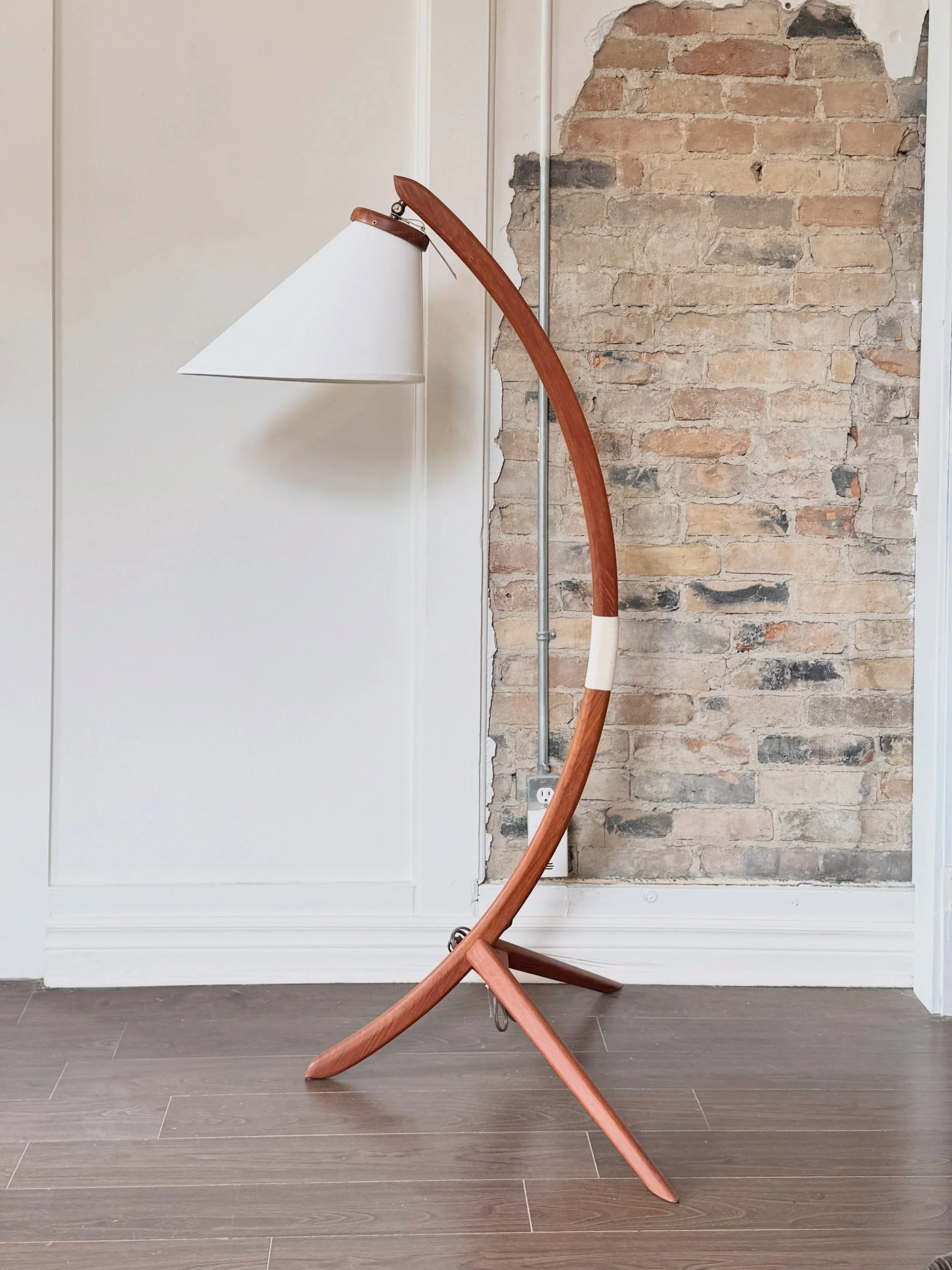 object of the day!

INCRED teak floor lamp with tripod base and danish bonnet shade. loving the small danish cord detail on the main arm.

exceptional condition and ready for a new home 💋 thanks for bringing in the goodies @oliveandpearlvintage 

$6