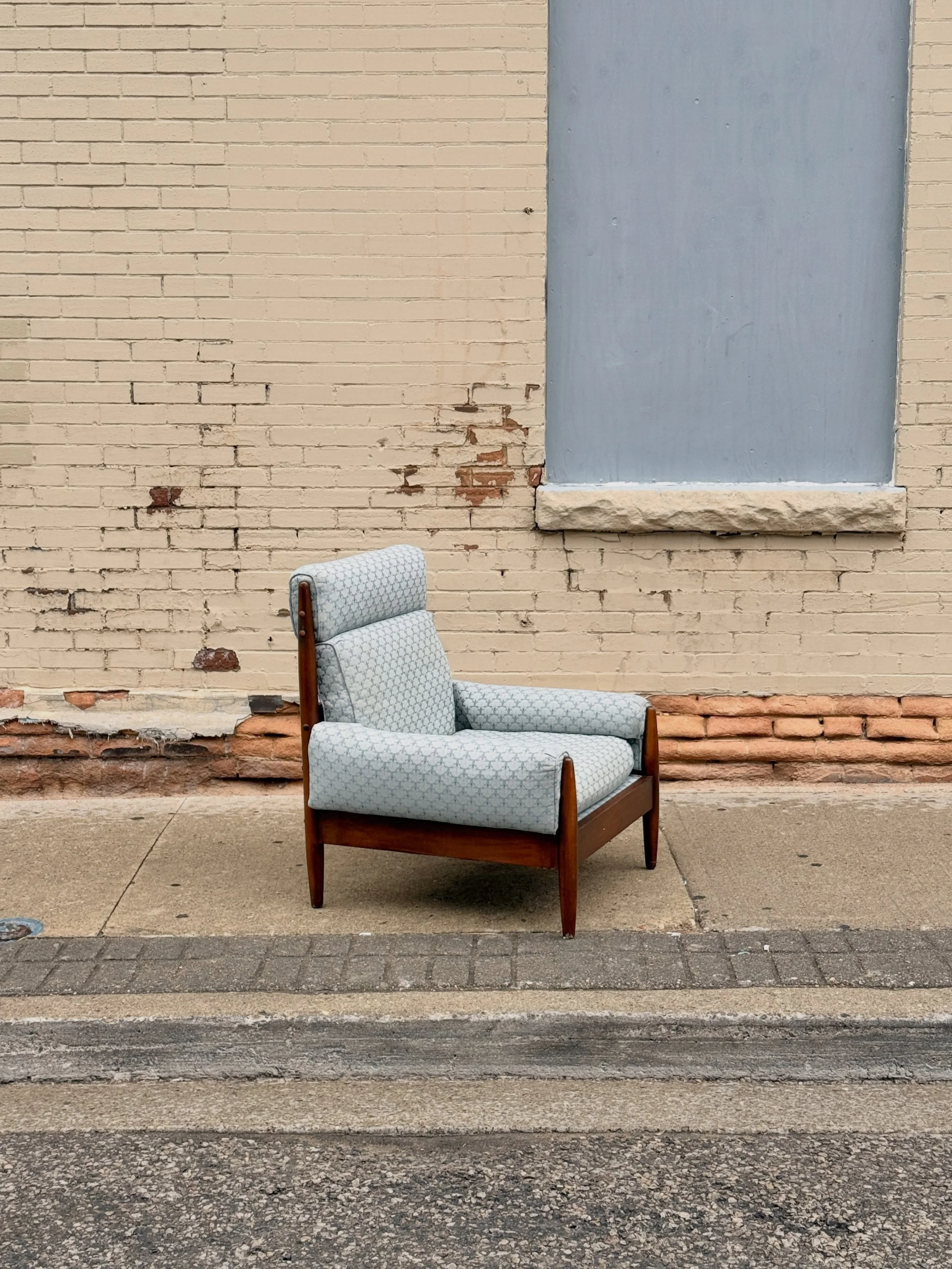 these beauties lasted all of 1 hour in the shop this morning. consign your fab furniture with us! DMs open for pictures to start the convo 💋

looking for:
-floor/table lamps
-small/medium storage solutions
-lounge chairs
-loveseats
-sets of 4-6 dini