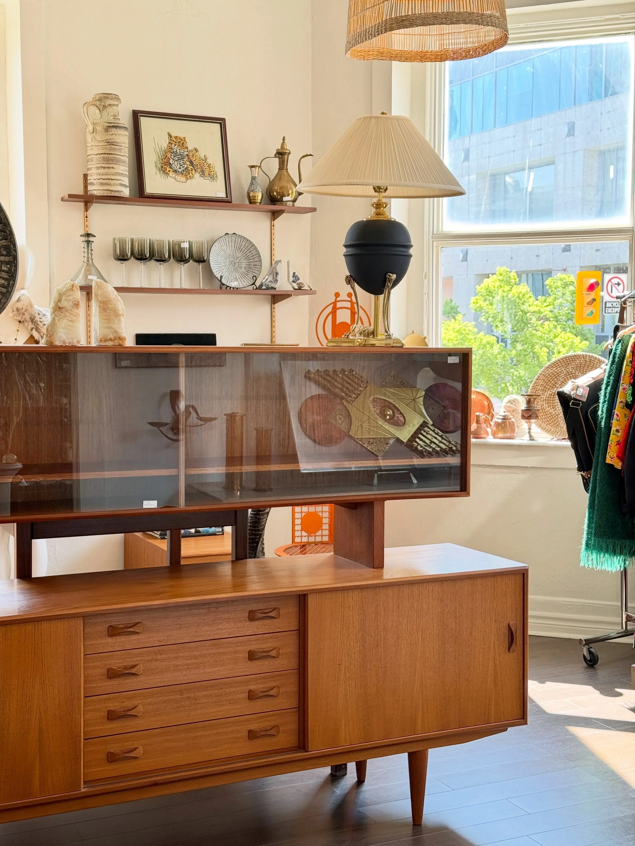 soaking up the fleeting sunny mornings in here 🌞

weekdays 11-6
weekends 10-5

15 permanent vendors, 30+ consignors, probs 10,000+ vintage pieces. 7 days a week 💋

#vintageshop #dtk