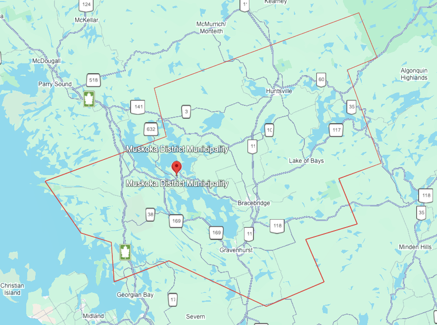 Map of Muskoka District Municipality in Ontario, Canada, showing surrounding towns, lakes, highways, and boundaries.