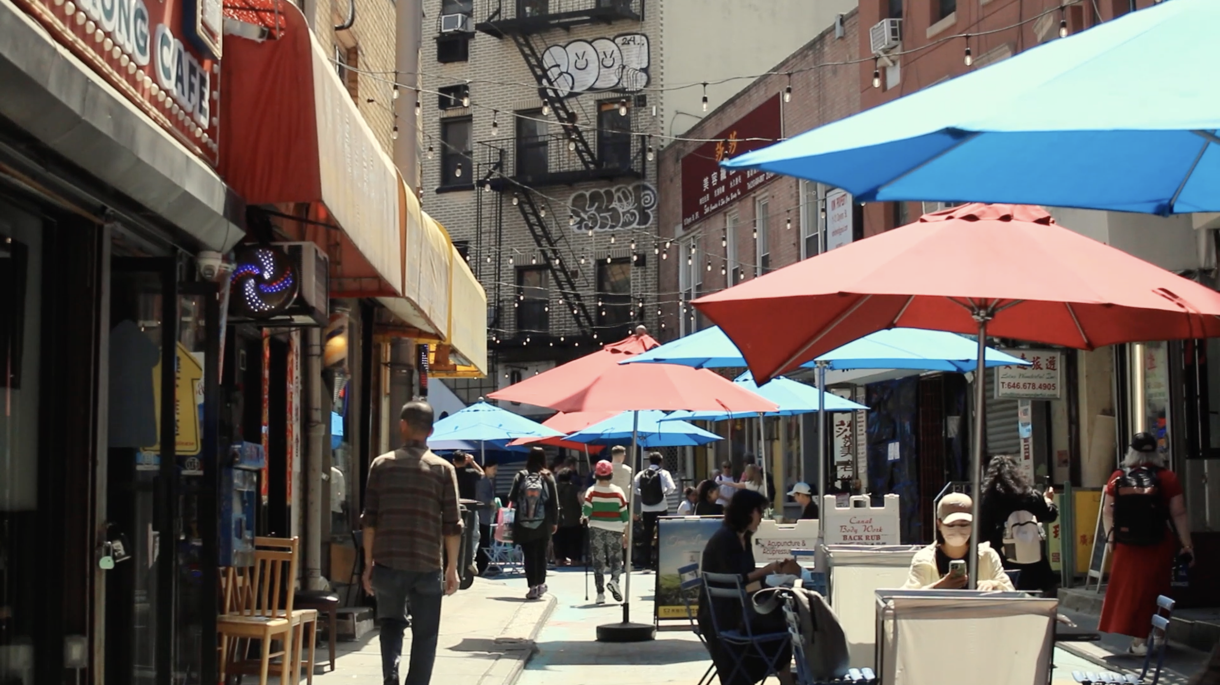 An image of a bustling street in Chinatown, Manhattan.