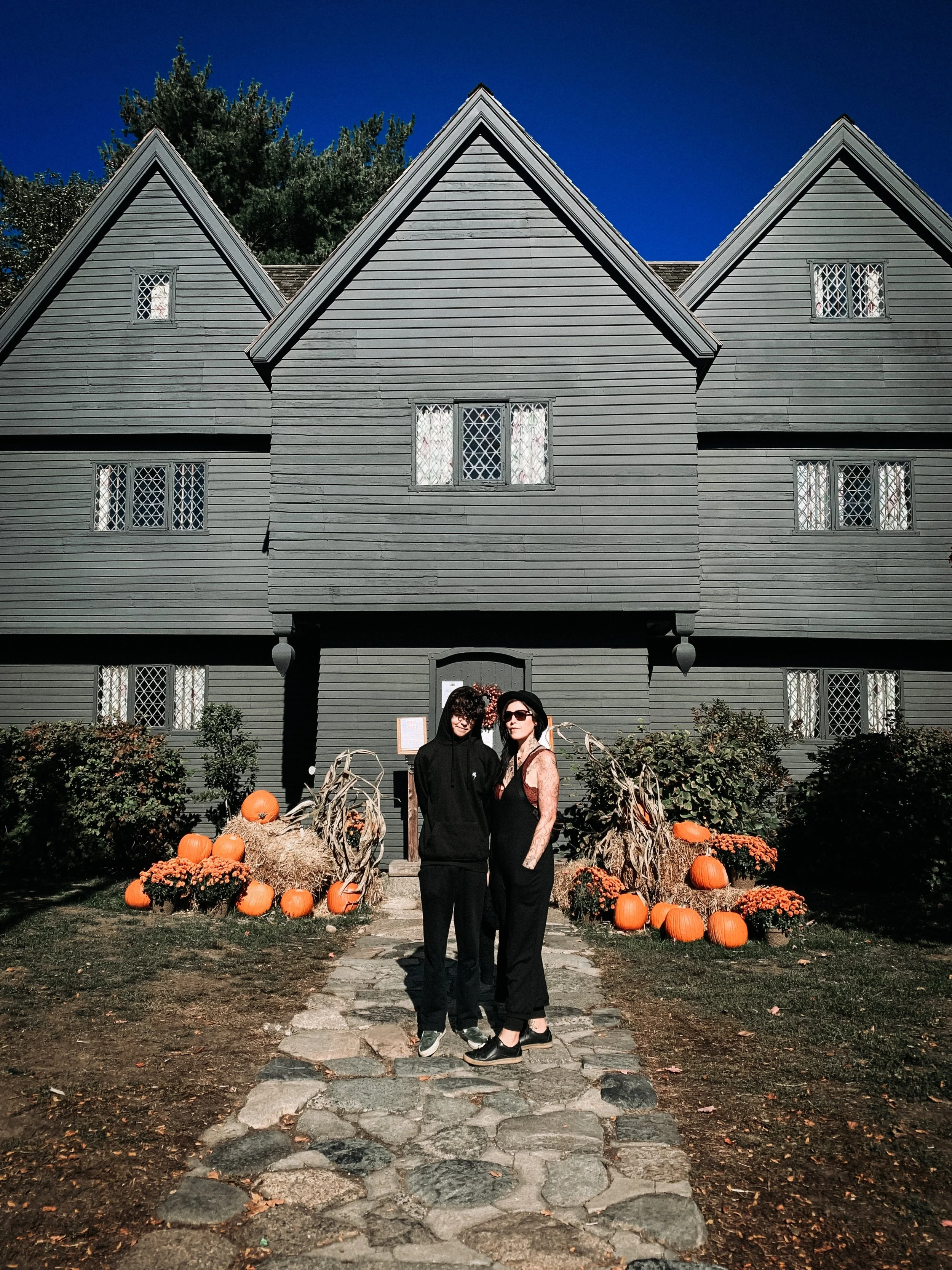 Tis&rsquo; the season 🍂

One of our favorite homes to visit when visiting our home away from home. What places do you love to go visit? We&rsquo;re impartial to New England but Sleepy Hollow and New Orleans are on my bucket list. 

#salemmassachuset