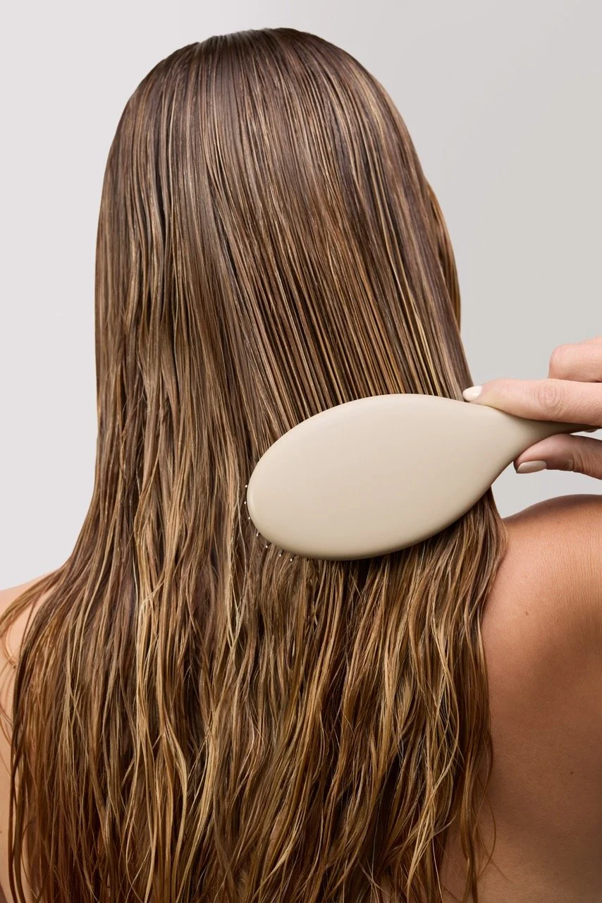 MA26_PM_DetanglingBrush_InUse_02_RGB Large.jpeg