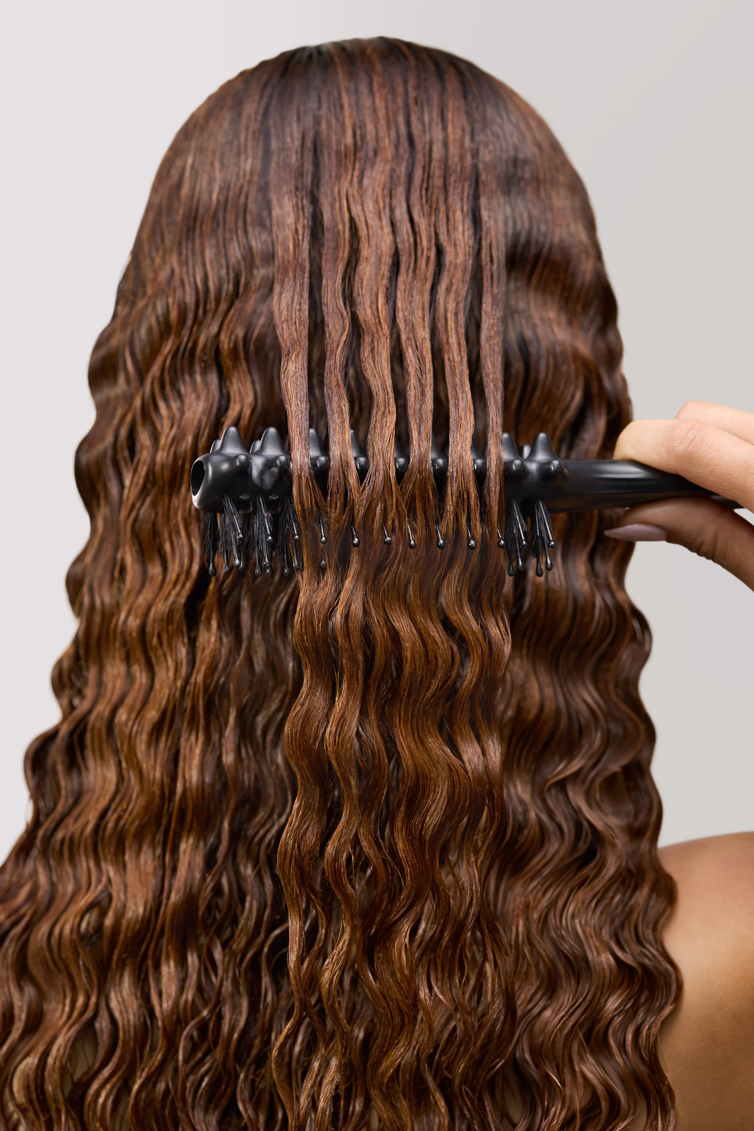 MA26_PM_CurlBrush_InUse_02_RGB.jpeg