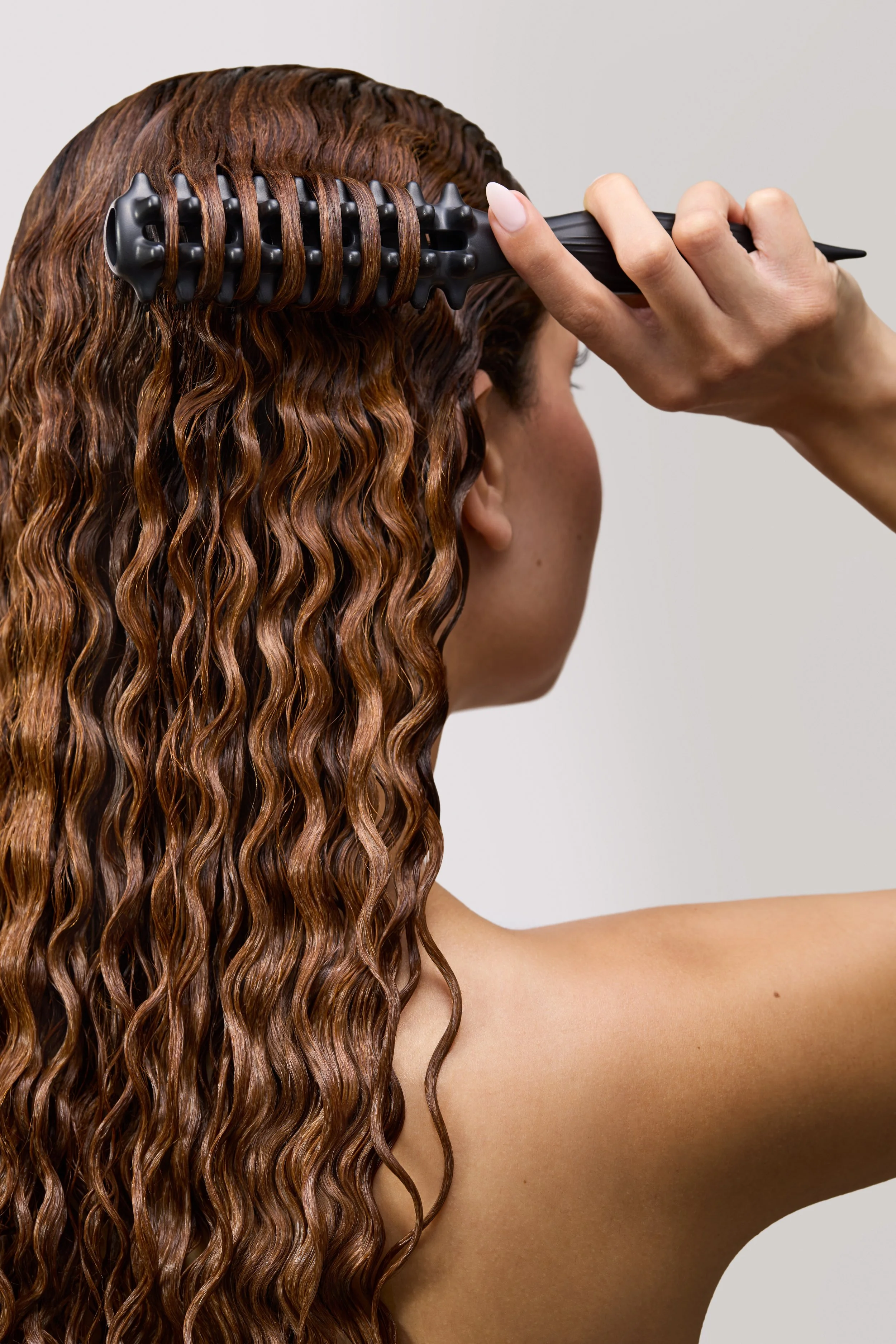 MA26_PM_CurlBrush_InUse_01_RGB.jpeg