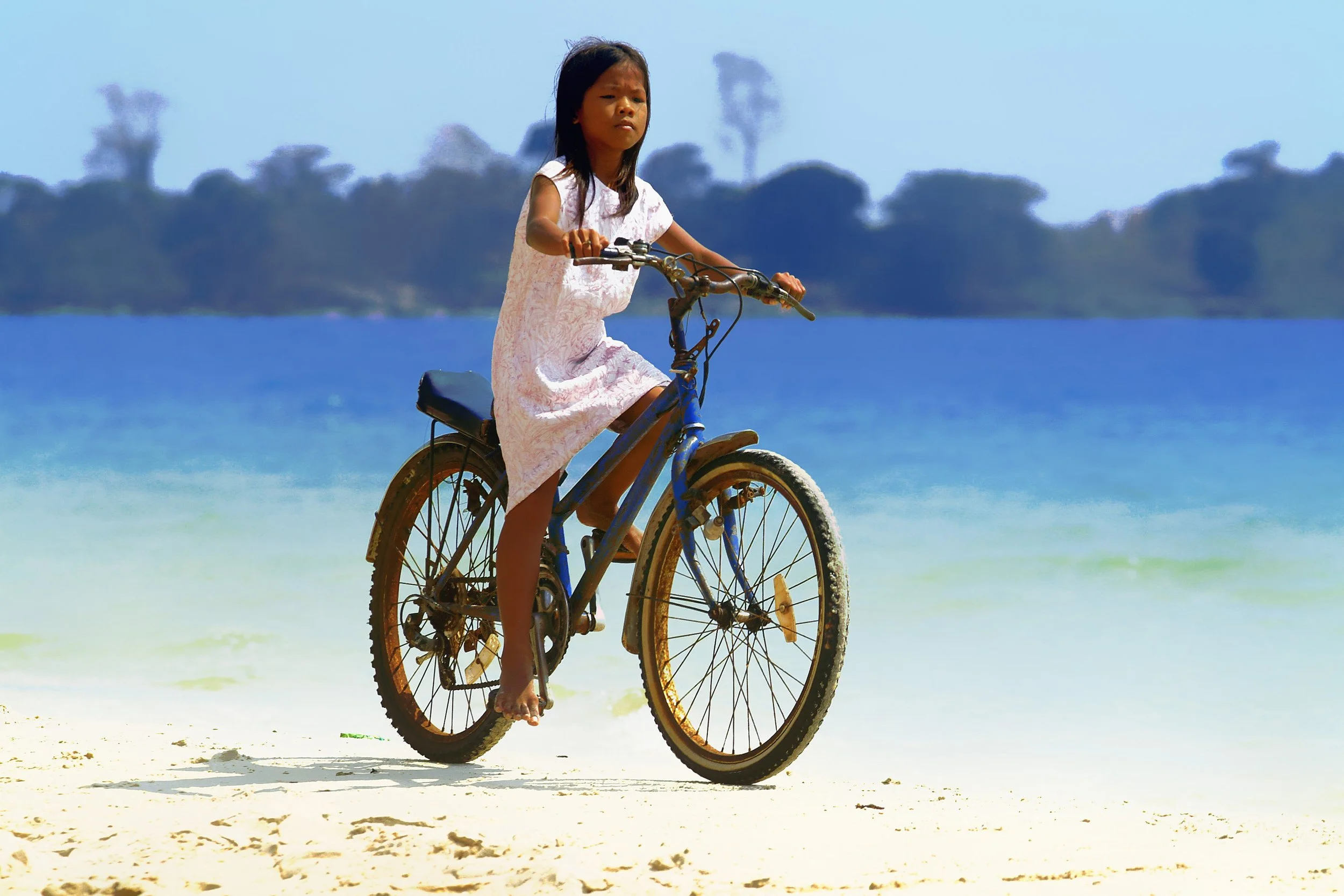 fille vélo plage.jpeg