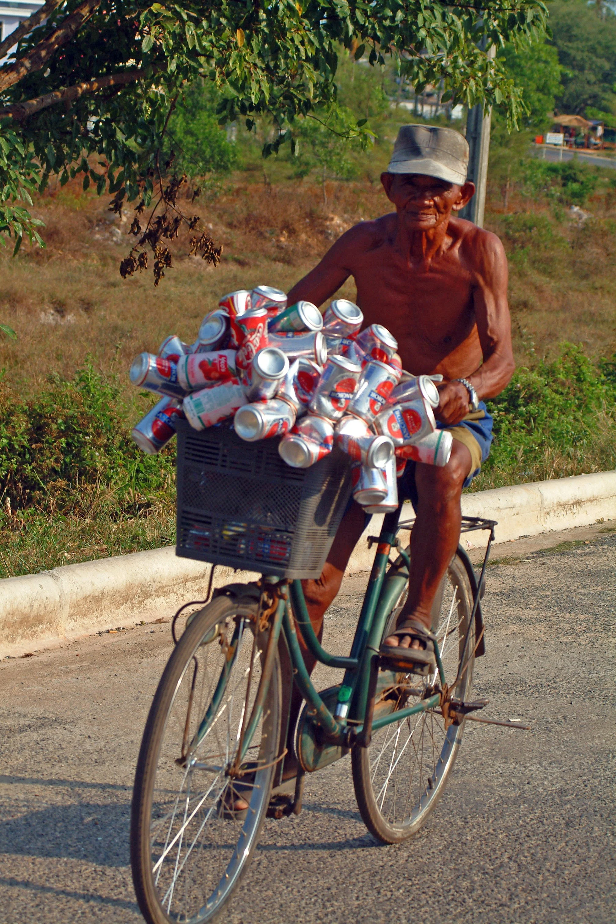 homme canette vélo.jpg
