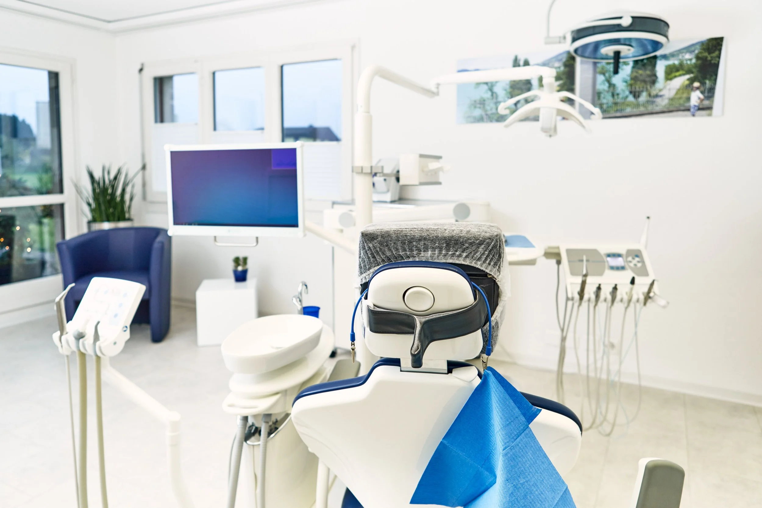 Das Behandlungszimmer in der Zahnpraxis Rebholz ist mit den modernsten Geräten der heutigen Zahnmedizin ausgestattet.
