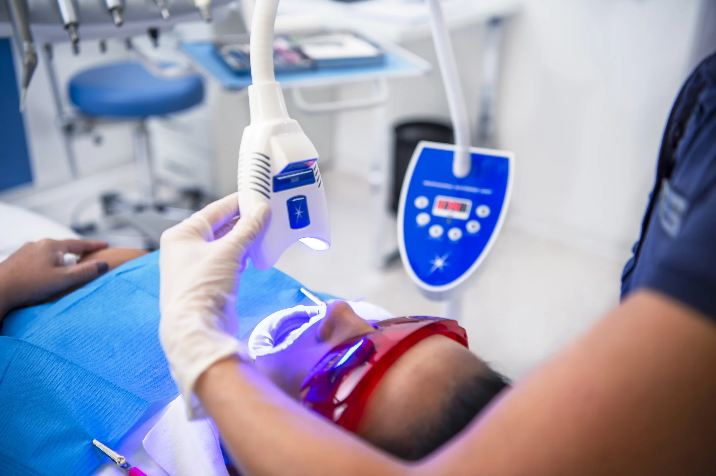 Strahlend weisse Zähne in nur einer Sitzung, dank Beaming White der Orcos Medical AG in der Zahnpraxis Rebholz.