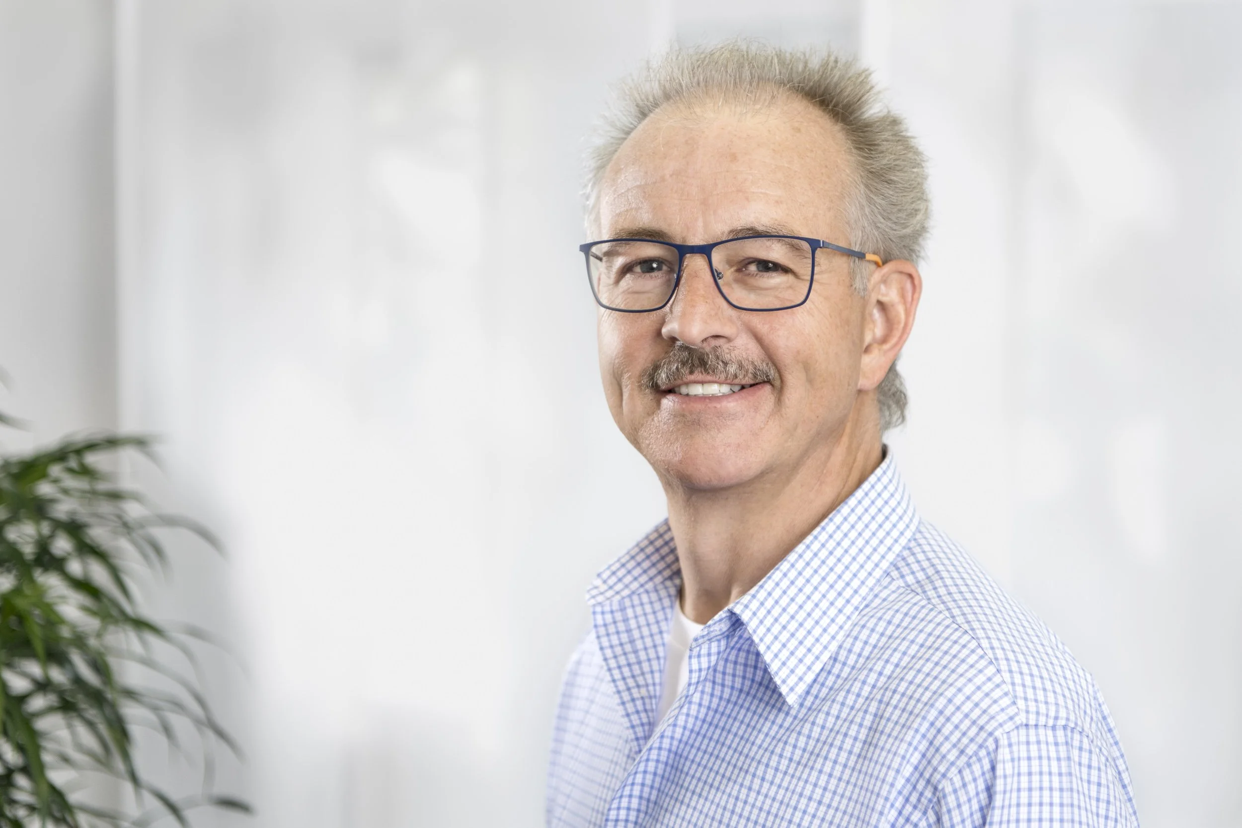 Peter Blaser war Inhaber einer eigenen Zahnpraxis und unterstützt die Zahnpraxis Rebholz nun bei oralchirurgischen Eingriffen.