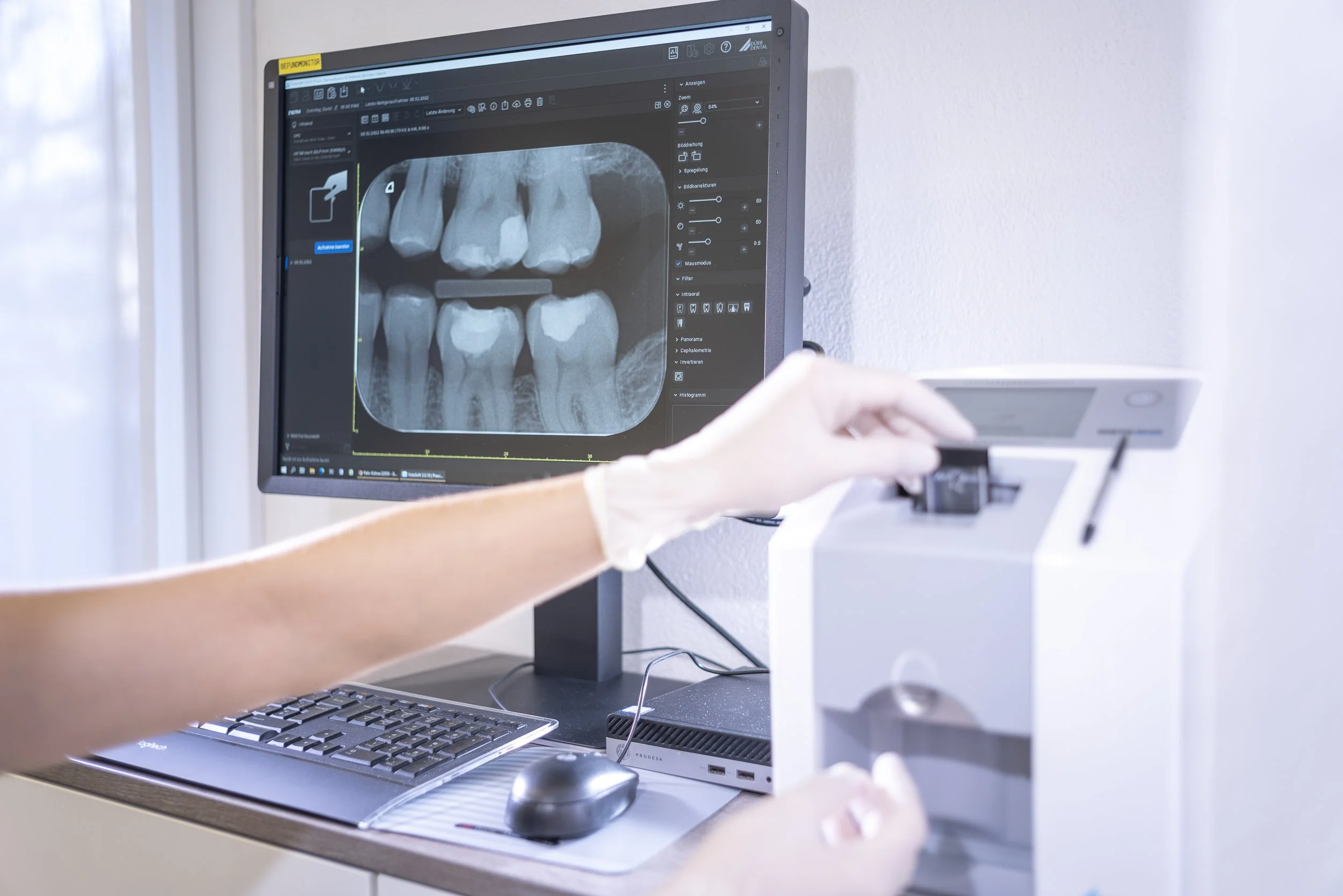 Die Zahnpraxis Rebholz arbeitet mit modernster Röntgentechnologie, um genaue Diagnosen machen zu können und die Patient:innen optimal zu behandeln.
