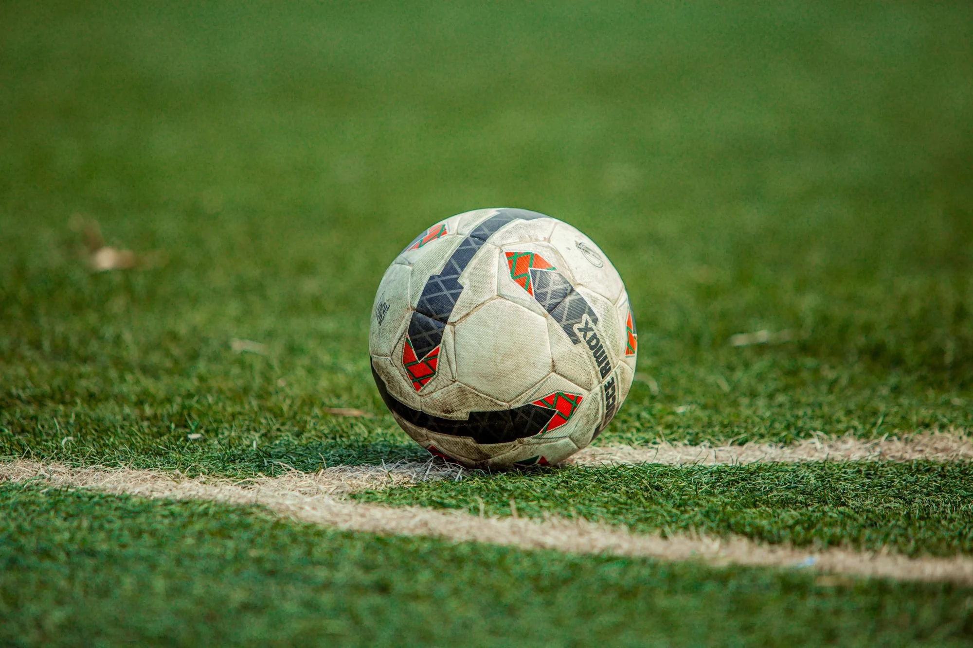 Slidt fodbold på kridtstregen