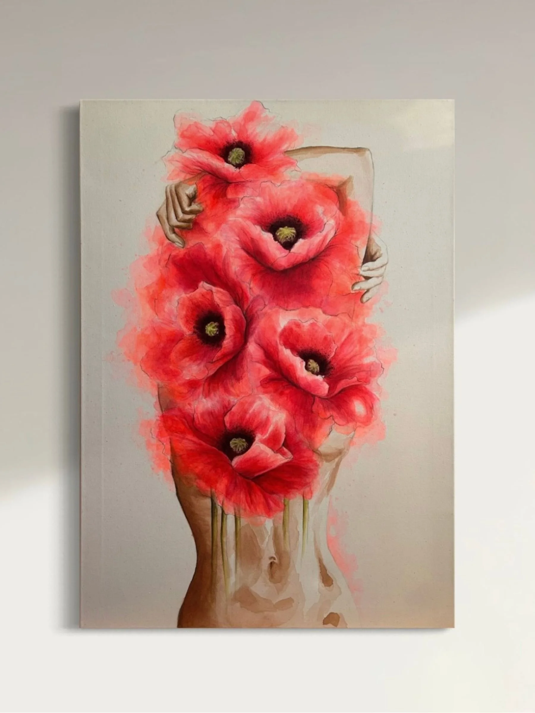 Frauenkörpert umfhüllt in orangenen Mohnblumen, ein Acrylgemälde auf Leinwand hängend auf weißer Wand