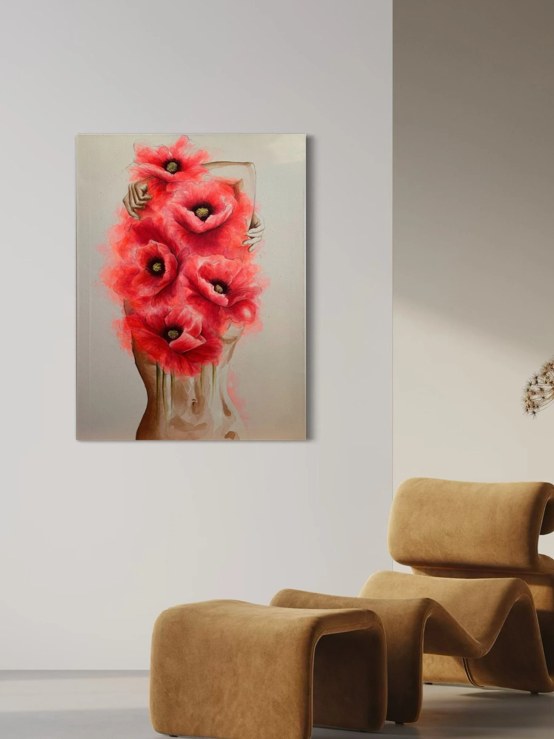 Original Acryl Gemälde, Frauenkörper umhüllt in orangenen Mohnblumen, Kunstwerk hängend auf Wohnzimmerwand, ein Sessel mit Karamelsamtbezug