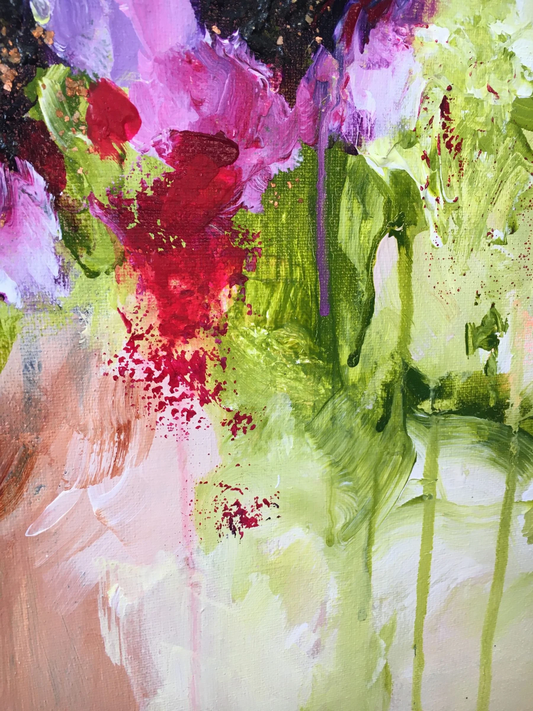 Acrylmalerei mit kräftiger Farbpalette in Grün, Rot und Lila. Abstrahierte Blumenmalerei