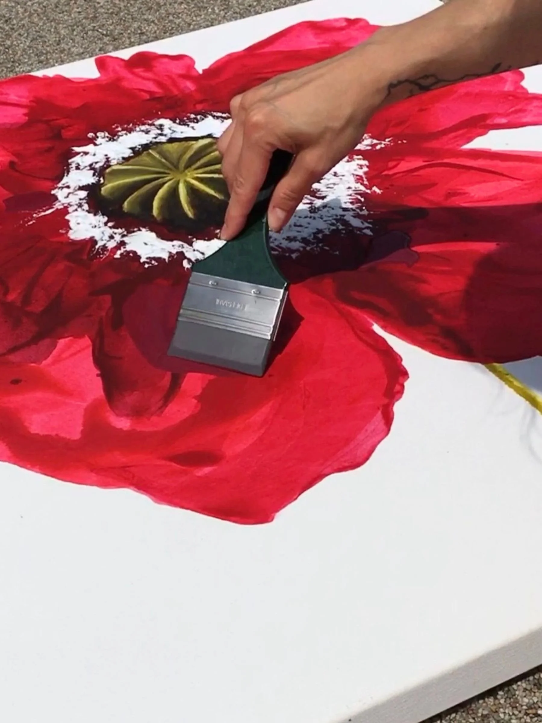 Acrylmalerei auf Leinwand - rote Mohnblume im Entstehungsprozess