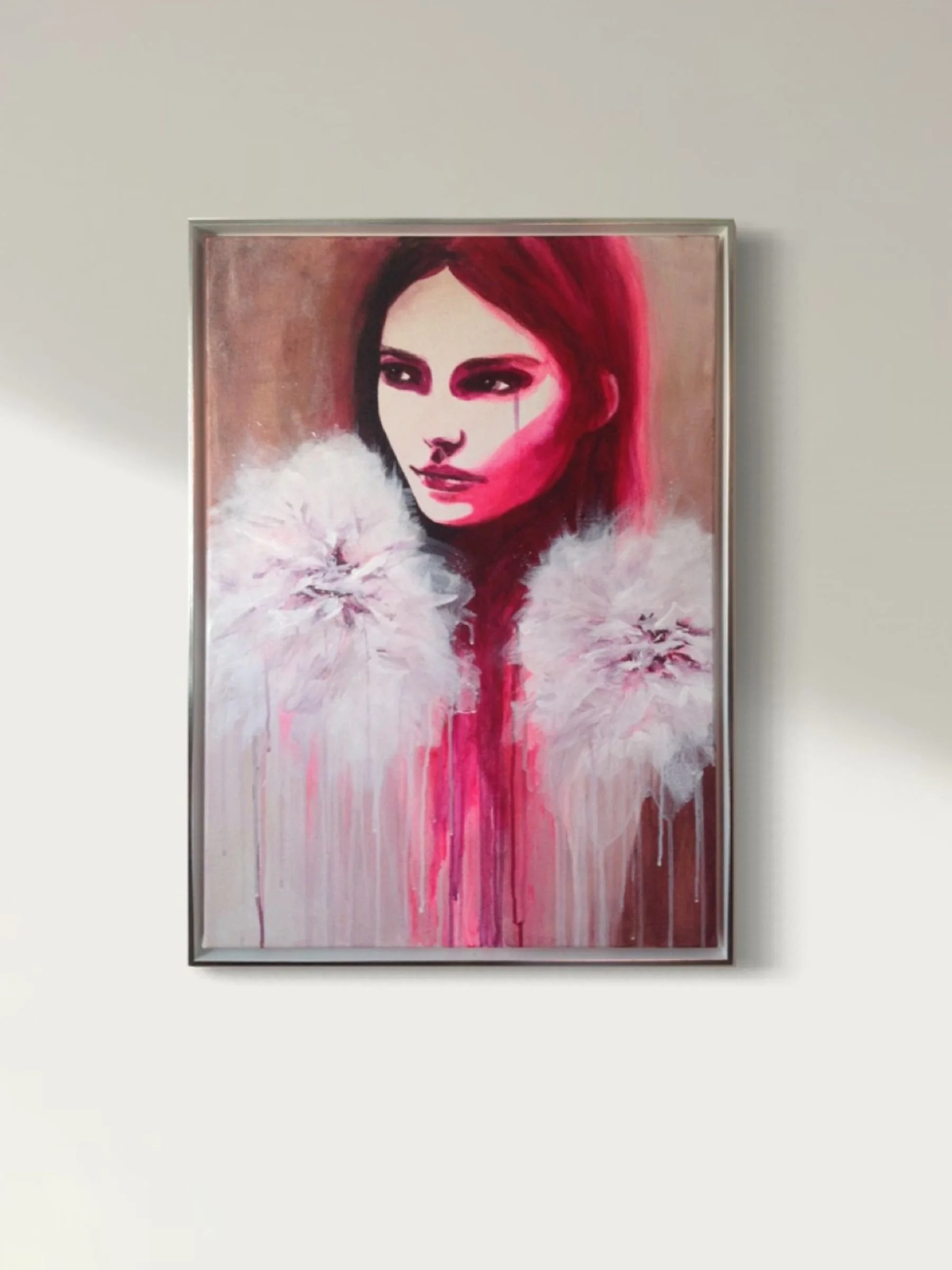 Acrylmalerei ein Frauenportrait mit melancholischem Gesichtsausdruck in kräftigen pink und fuchsia Farbtönen im Kleid mit abstrahierten Mohnblumen