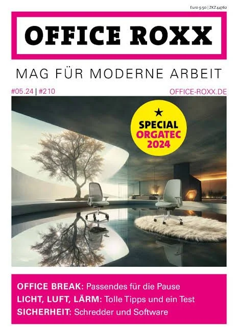 Cover einer Zeitschrift namens 'Office ROKX' mit einem modern gestalteten Büro-Interior. Es zeigt einen Raum mit einem Wasserbecken, Klappsesseln, einer Felsenwand, einem Kamin und einer großen Fensterfront. Es gibt einen Hinweis auf eine spezielle Organisation für 2024, sowie Themenschwerpunkte wie Pausen, Licht, Luft, Lärm, Tipps, Sicherheit, Schranksysteme und Software.