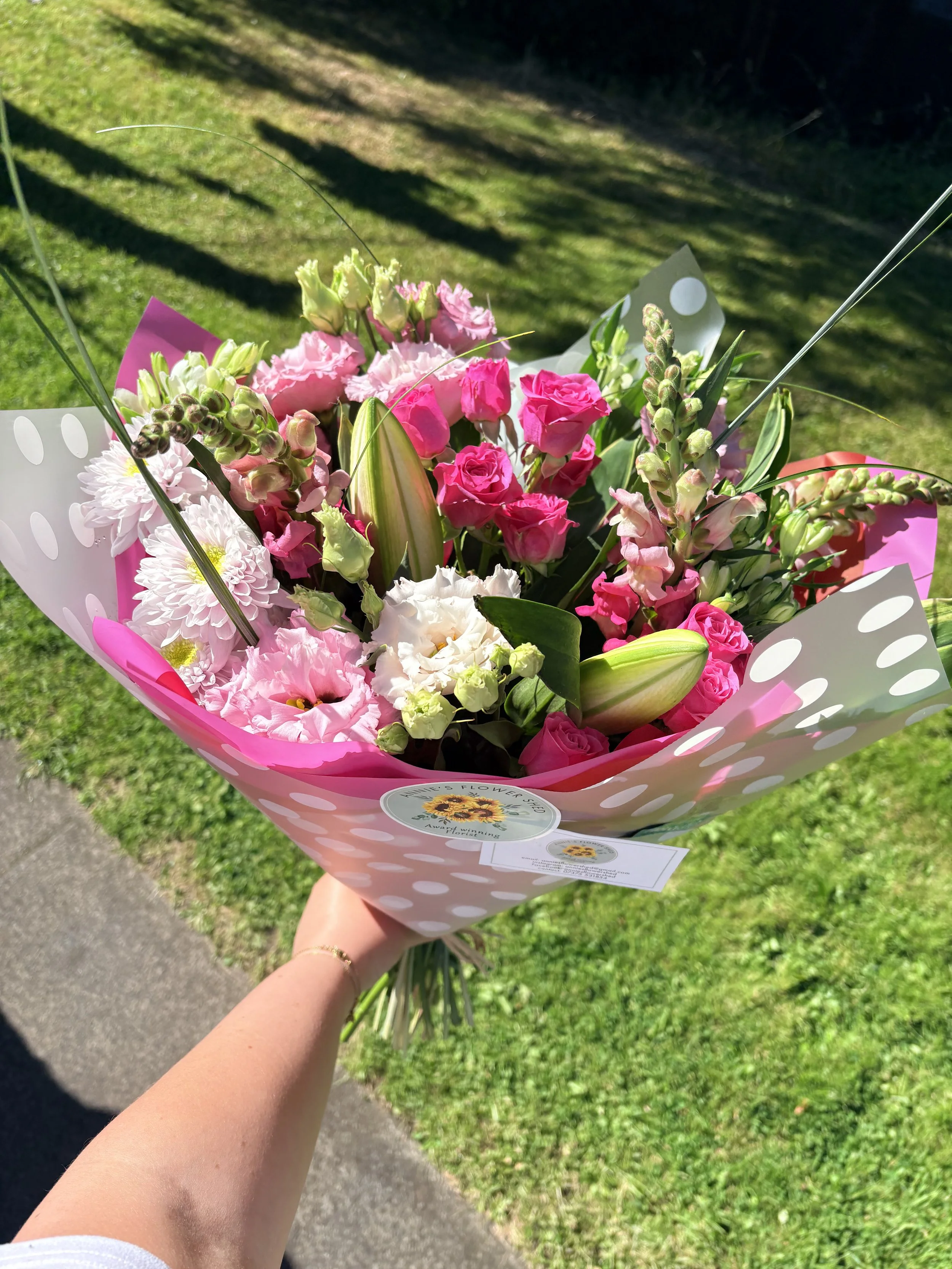 A bouquet of pink and white flowers 