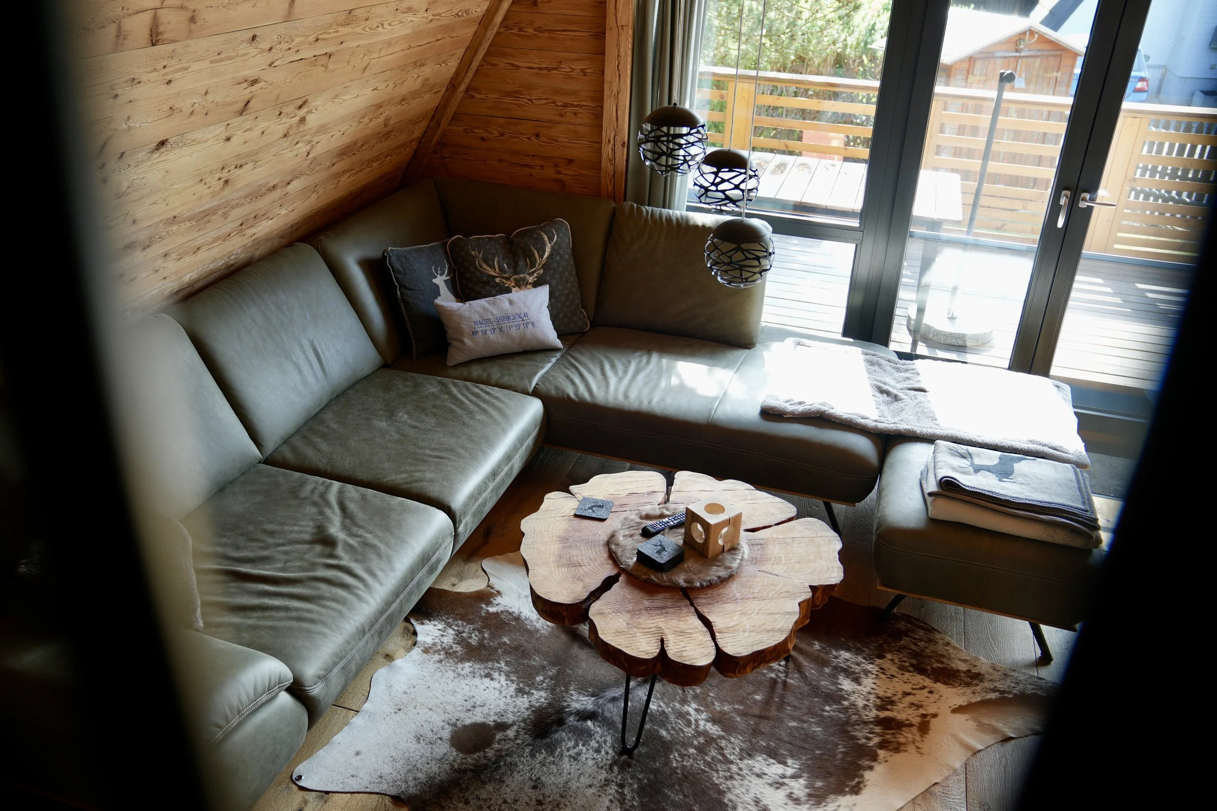 Große Couch im Wohnzimmer des Ferienhauses