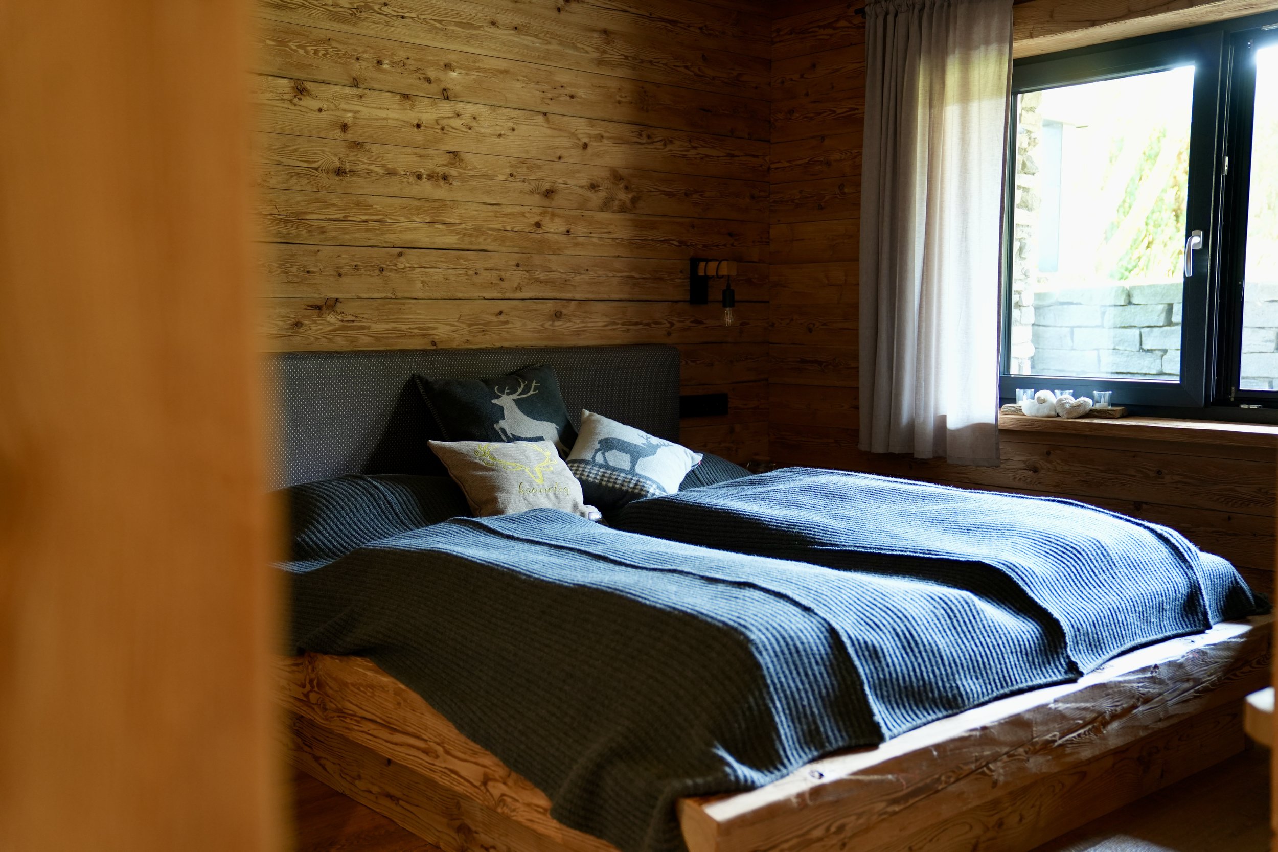 King Size Bett im Schlafzimmer
