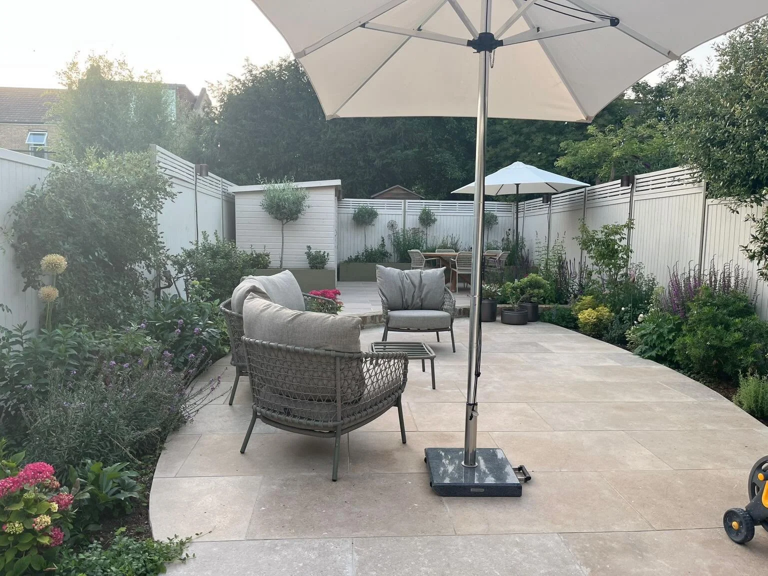 Another top notch build from eco oasis and William frost.  #london #planting #paving #williamfrostgardens #ecooasislandscapes_london @provendernurseries @_londonstone @gg_fencing