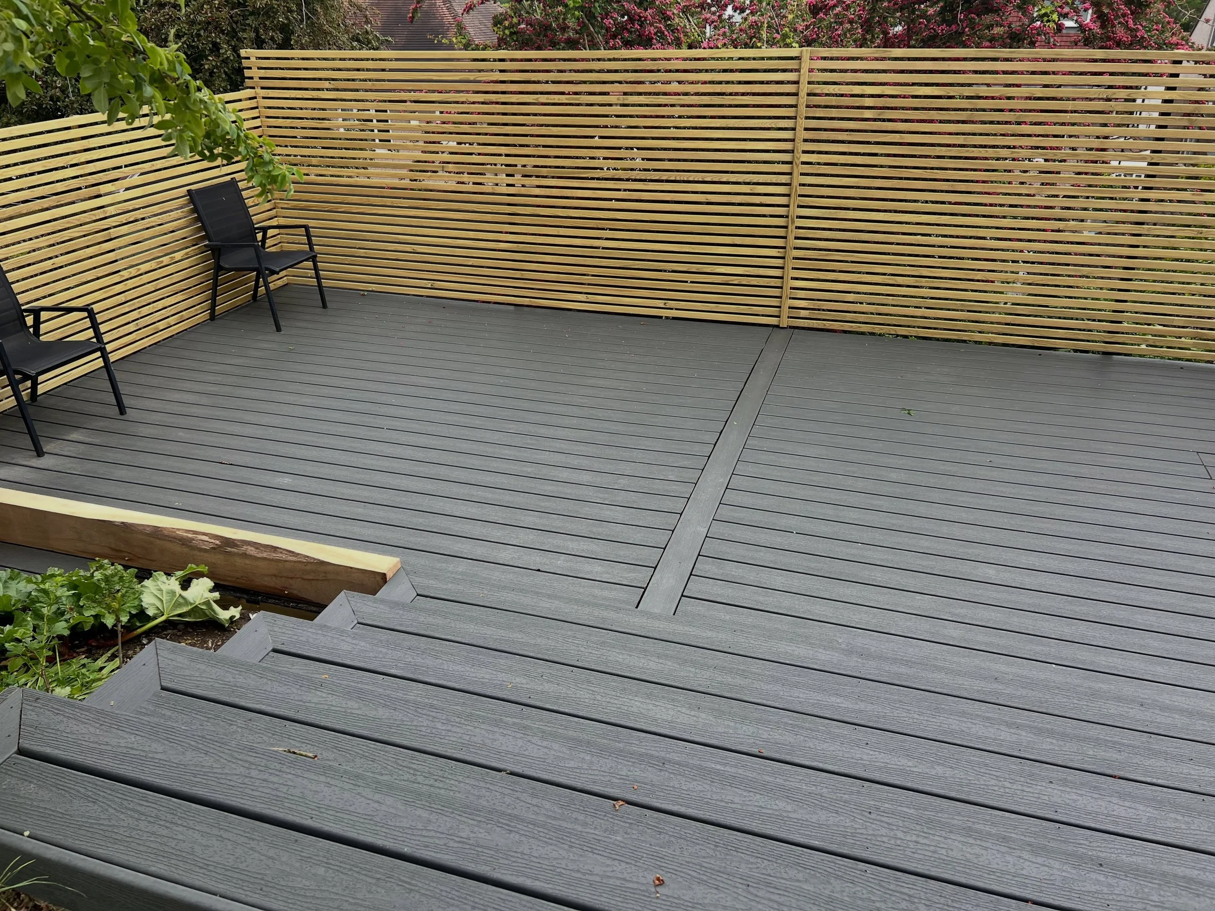 Excellent work from @kyle_ecooasis  Trex decking alongside @championtimber landscape battens #trexdecking #championtimber #ecoasislandscapes #williamfrostgardens #ecooasislandscapes_london