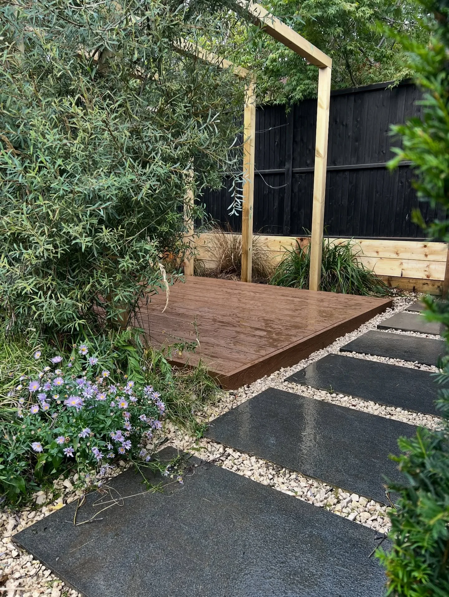 A great start to the week with this coppered oak @millboard_live_life_outside deck.
Lower garden becoming a destination to head to.  Thank you as always to my wonderful team. #ecooasislandscapes #ecooasislandscapes_london #williamfrostgardens #london
