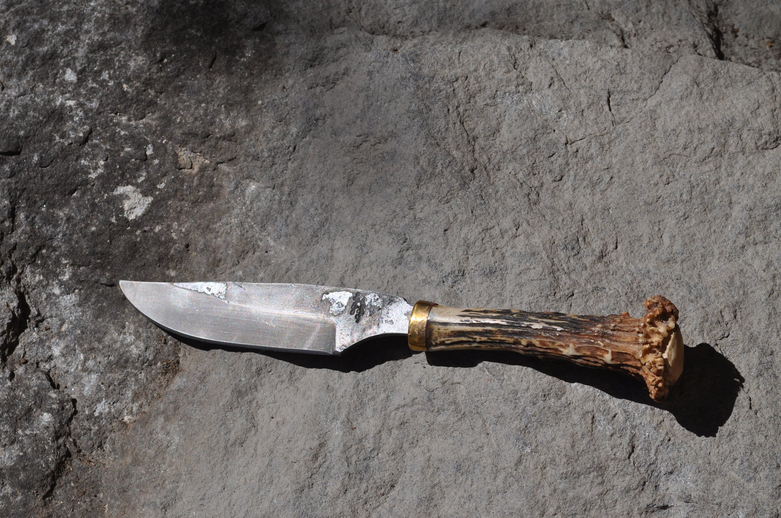 Couteau fixe soie traversante