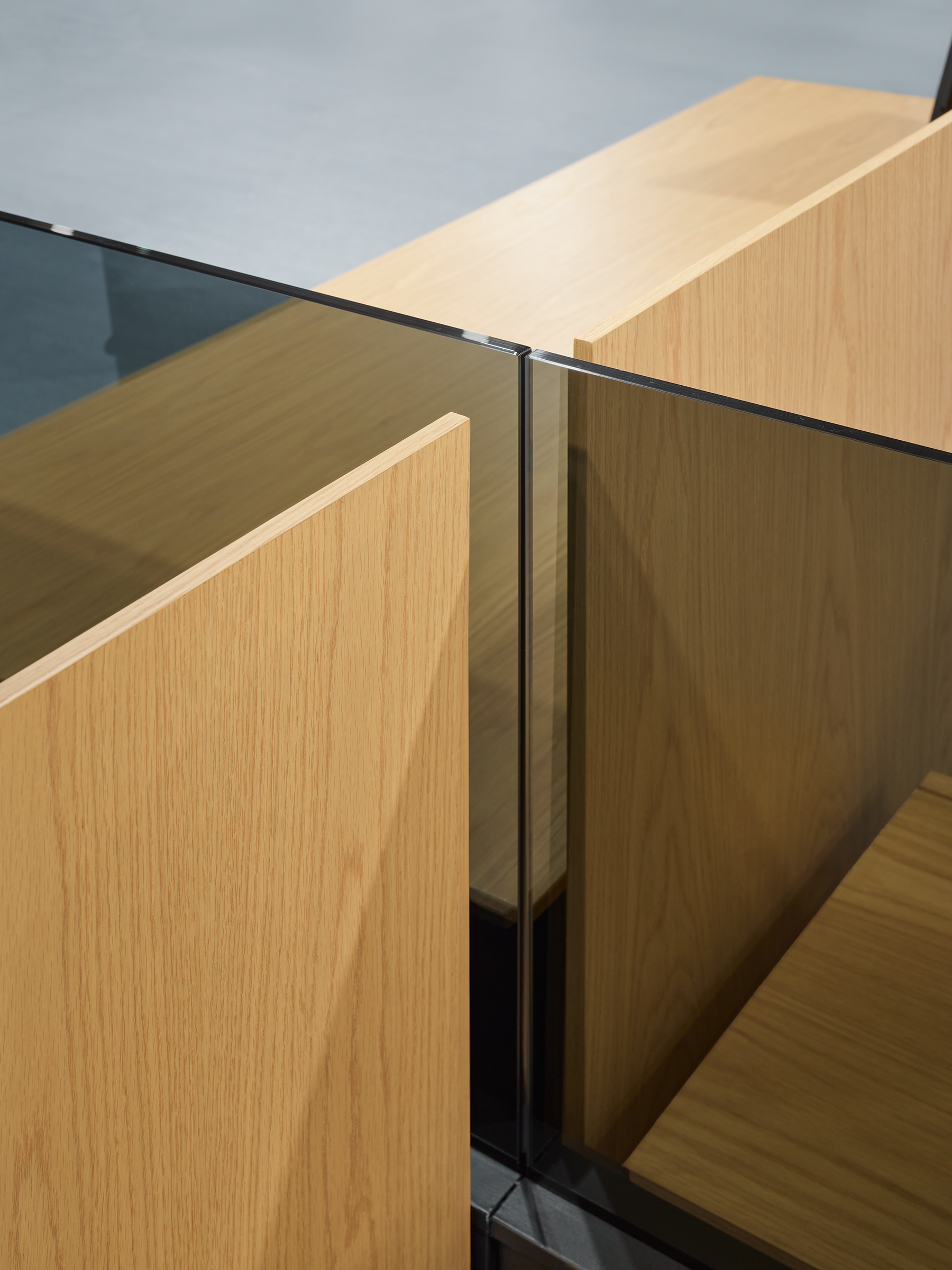 knoll_skyline_location1_lightworkstation_glass_veneer_detail_0456.png