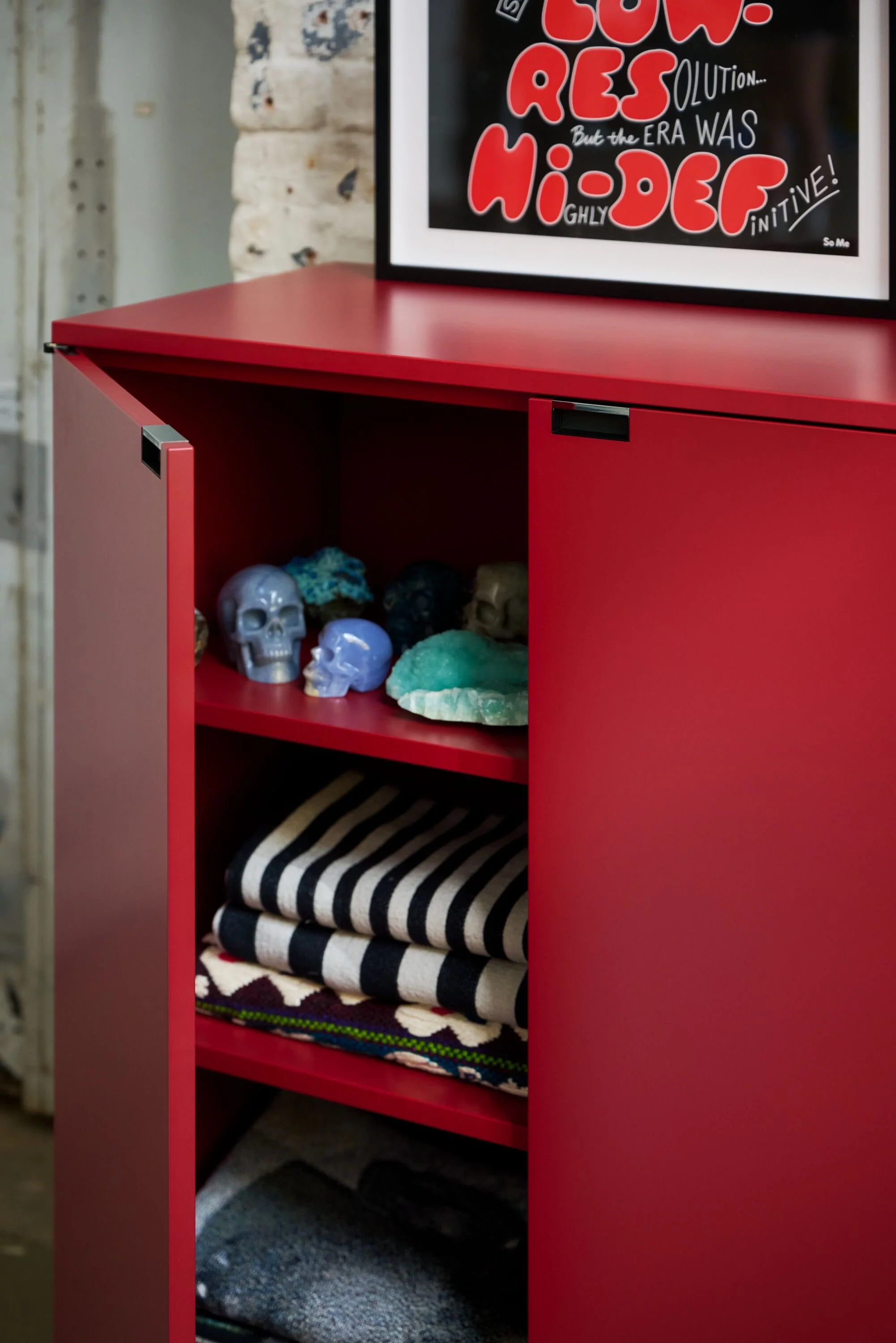 G-KNO_FA26_Lifestyle_fk_highcabinet_red_rossorubino_vignette_v1_0121.jpg