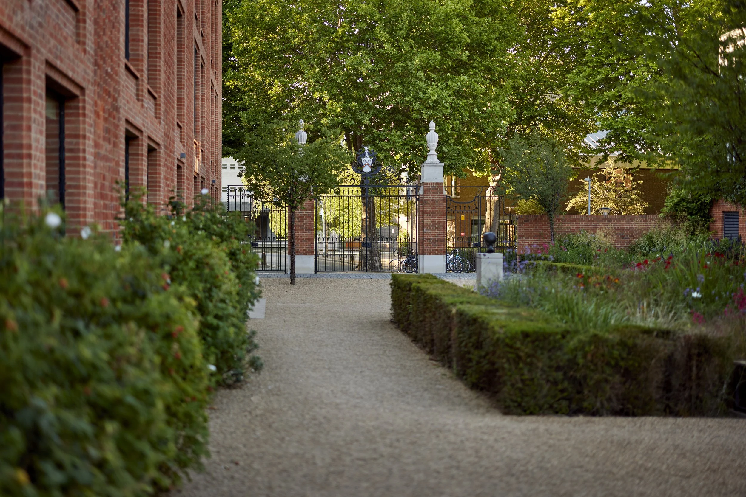 BHSLA-Newnham-College-garden_ Guillaume Baltz Landscape Design (10).jpg