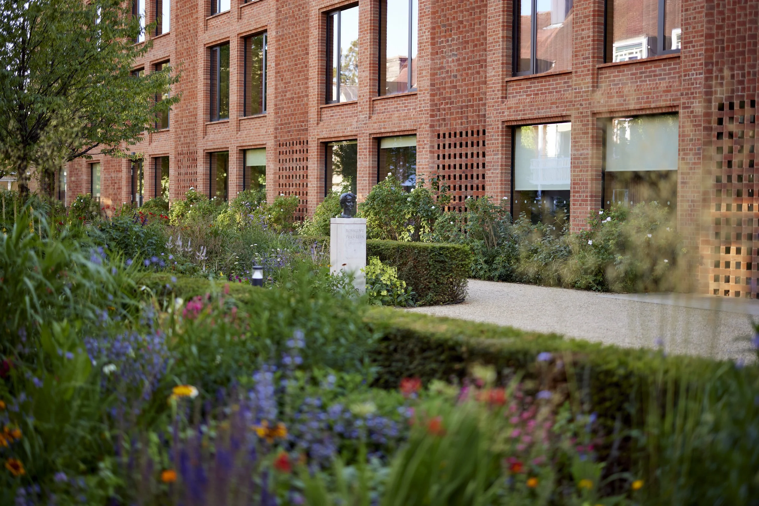 BHSLA-Newnham-College-garden_ Guillaume Baltz Landscape Design (8).jpg